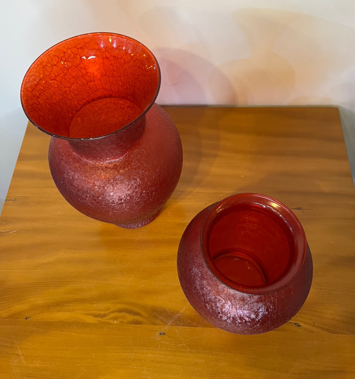 Par de Vasos Decorativos em Vidro Craquelado Vermelho