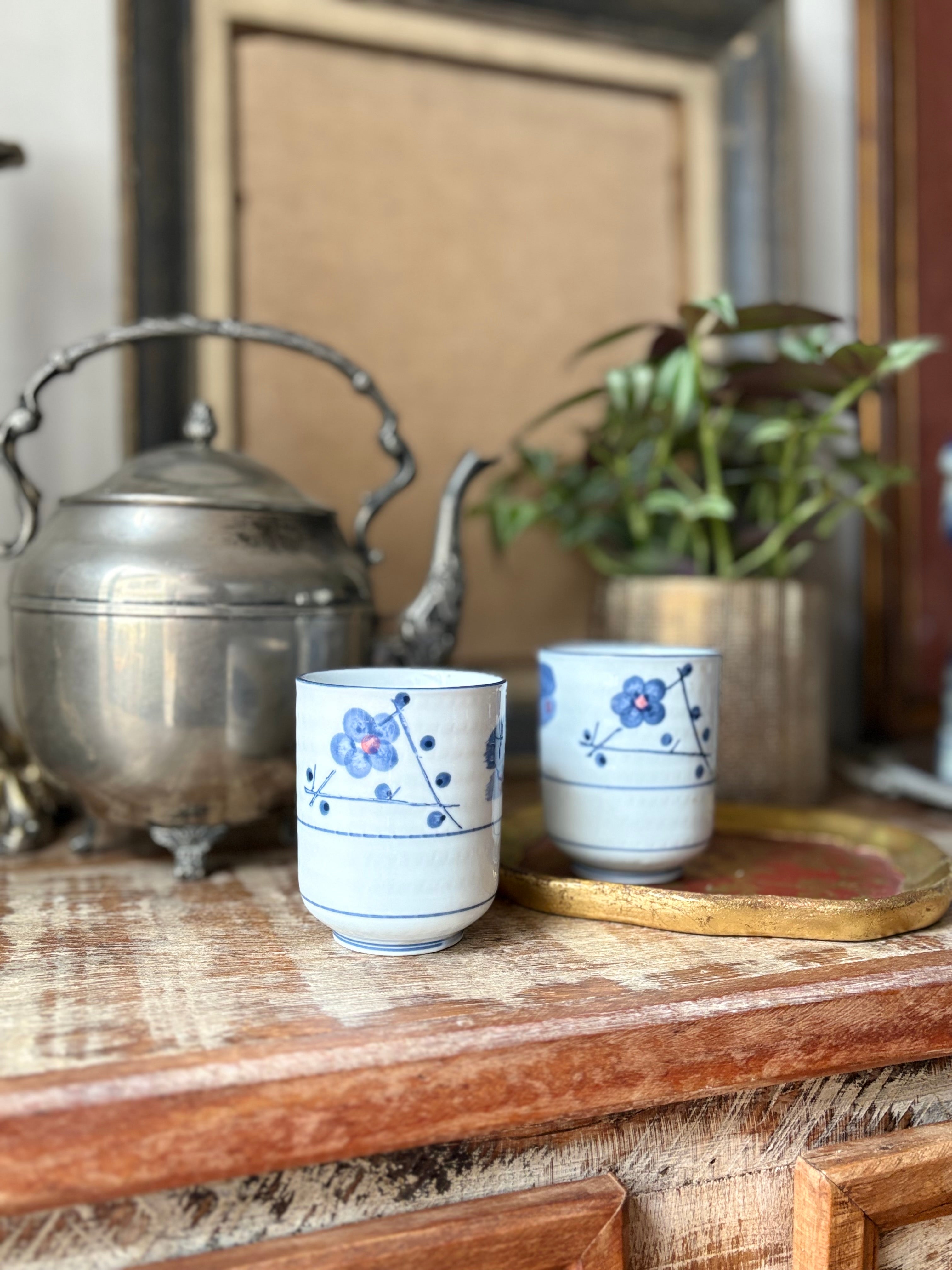 Par de canecas de chá japonesas em porcelana azul e branco 