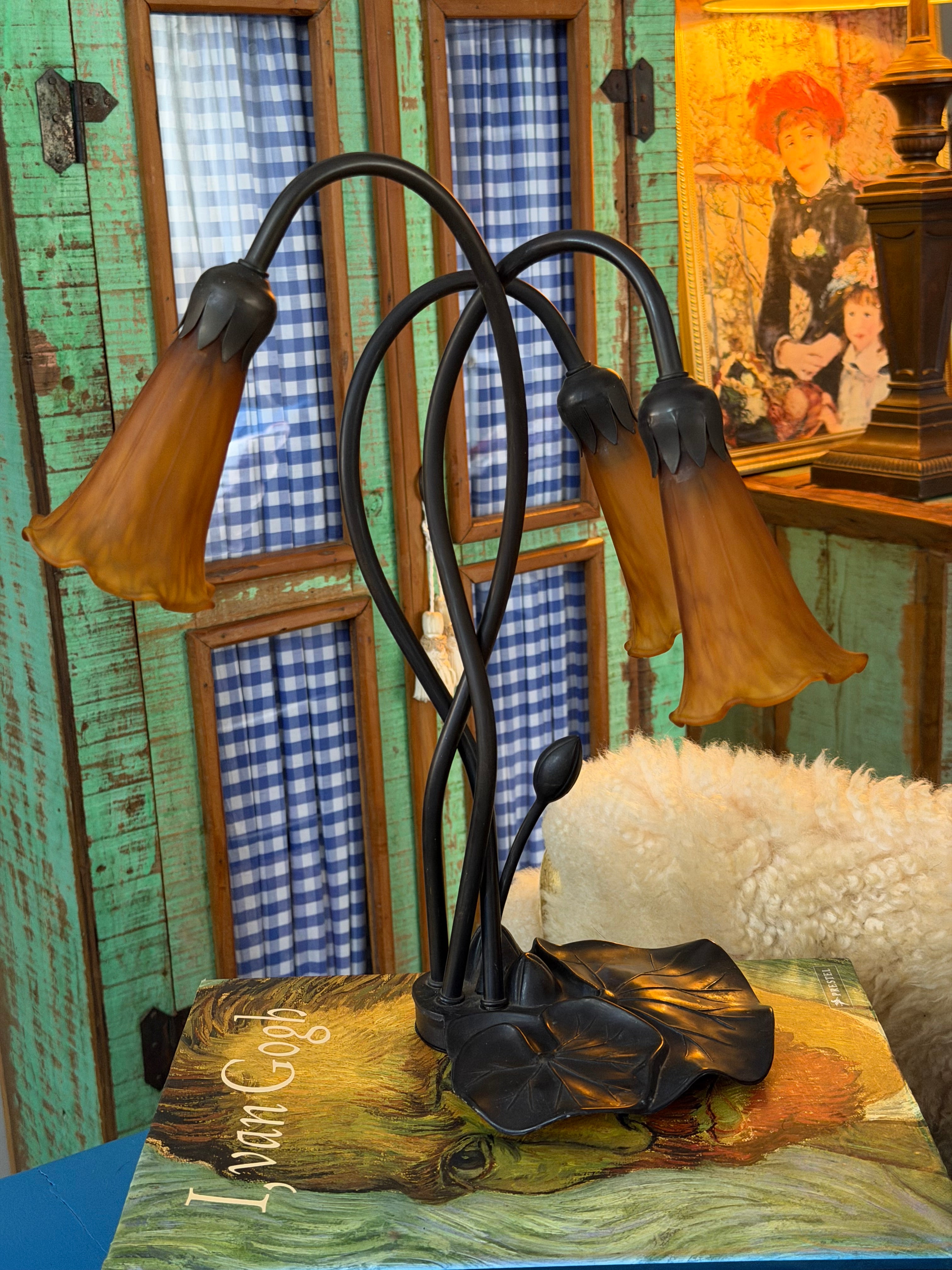 Maravilhosa e espetacular luminária de mesa de três luzes no estilo Art Nouveau vintage