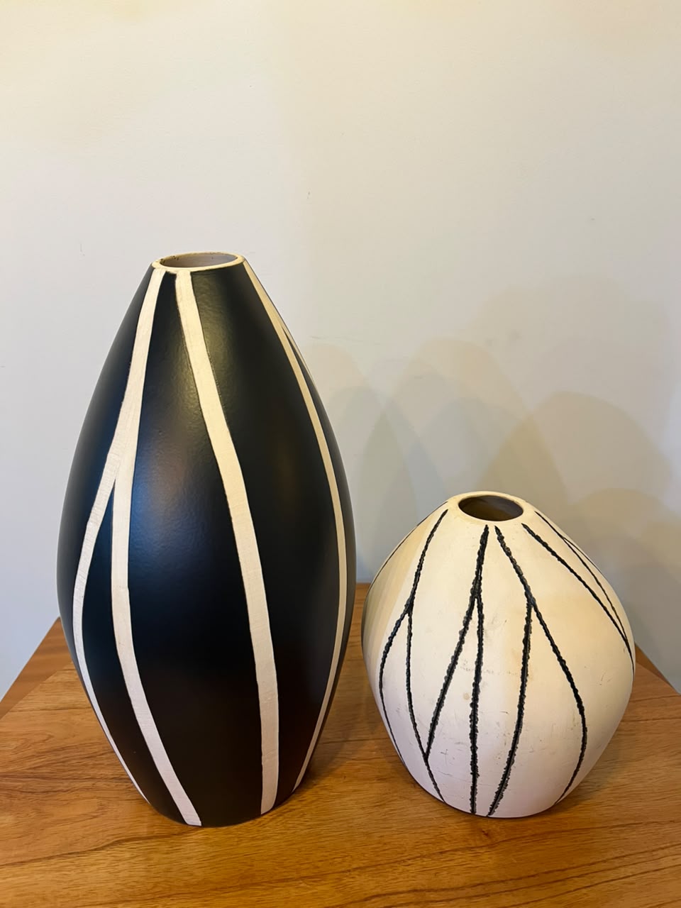 Par de Vasos Decorativos em Cerâmica Preto e Branco – Design Contemporâneo – 31 cm e 17 cm