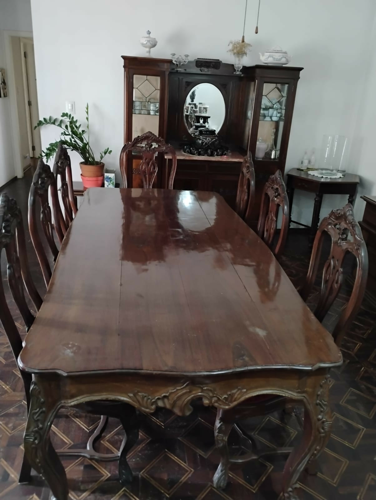 Mesa de jantar clássica em madeira maciça com 8 cadeiras estofadas