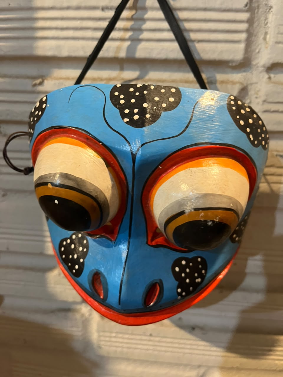 Máscara decorativa de sapo em madeira entalhada e pintada à mão — 20 × 15 cm