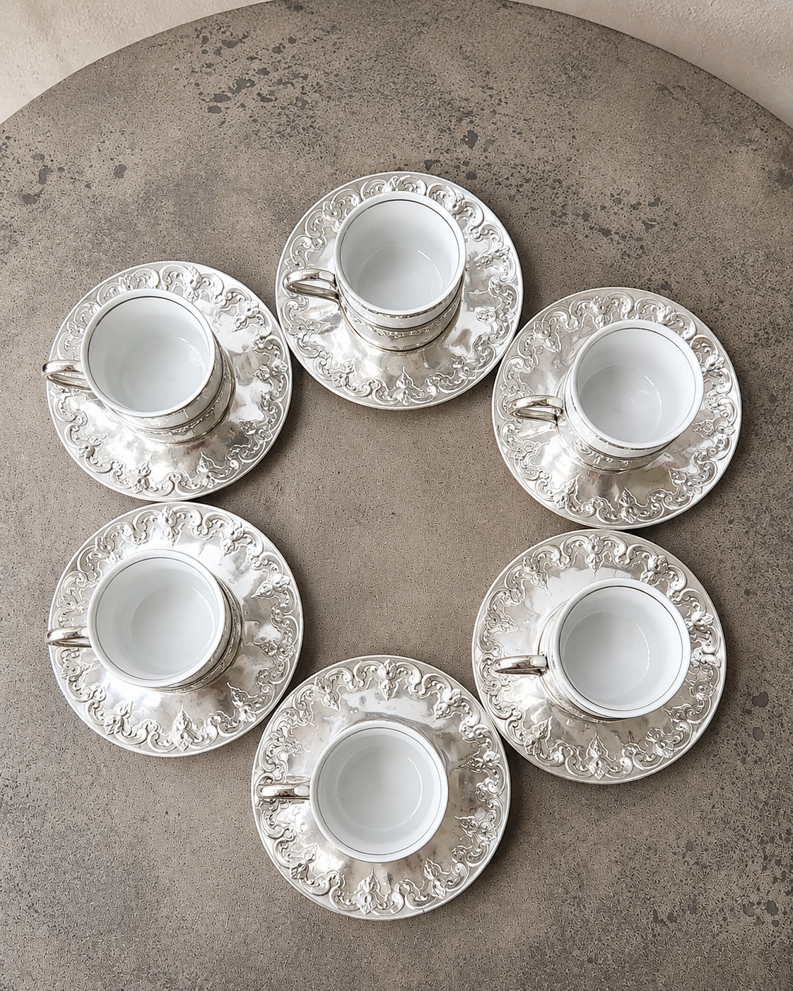 Conjunto de 6 xícaras de café em louça com suportes e pires em inox da marca Wolf