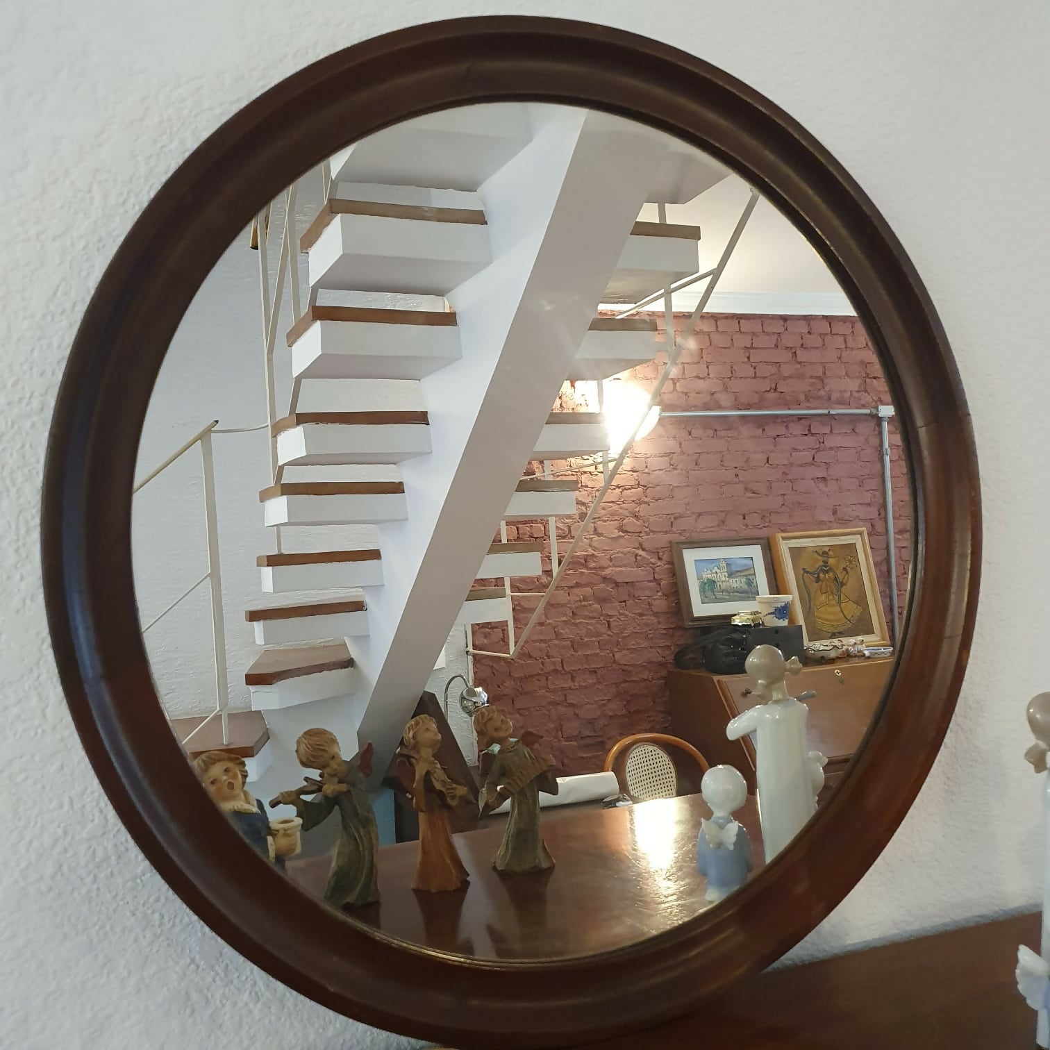 Espelho redondo com moldura em madeira nobre, anos 60.