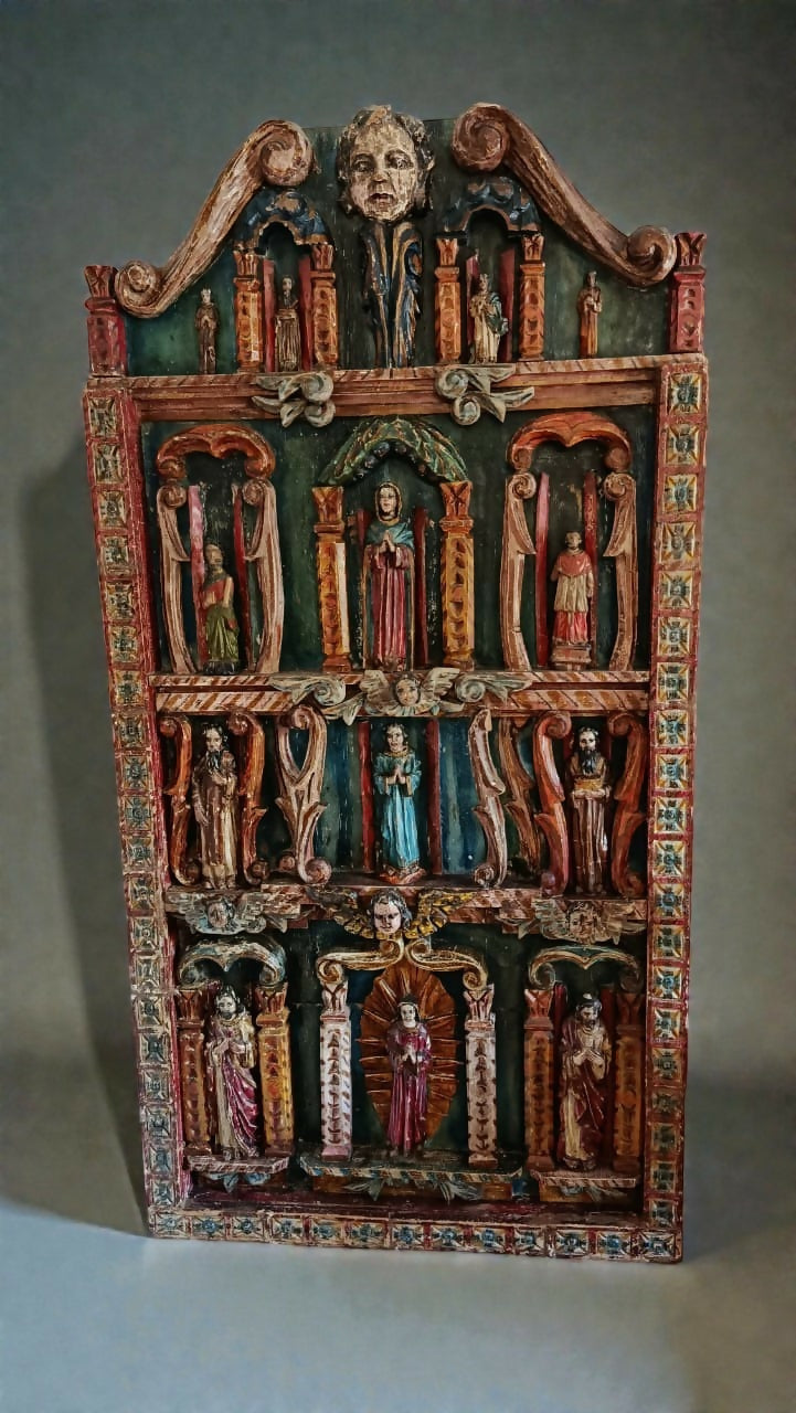 Retábulo Antigo em Madeira Entalhada – Peça Sacra Artesanal