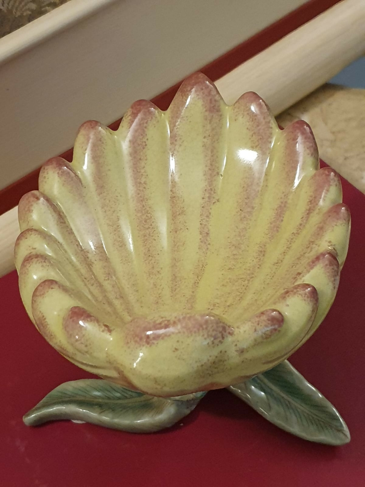 Escultura em cerâmica chinesa vintage, em formato de macaco segurando uma folha / concha. Perfeito estado!