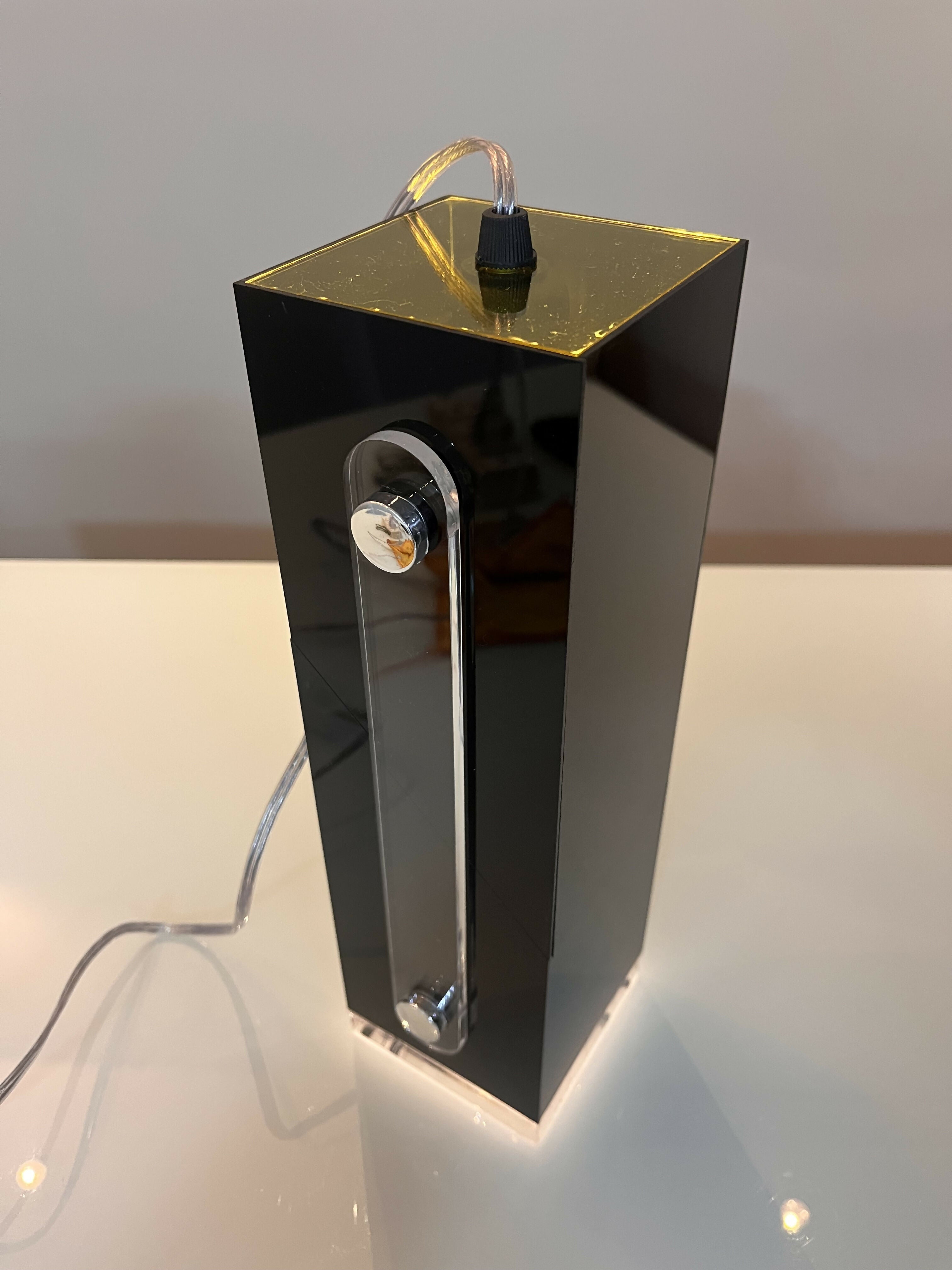 Luminária de mesa 100% em acrílico