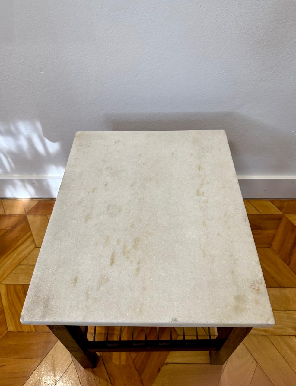Mesa lateral retangular em jacarandá e mármore