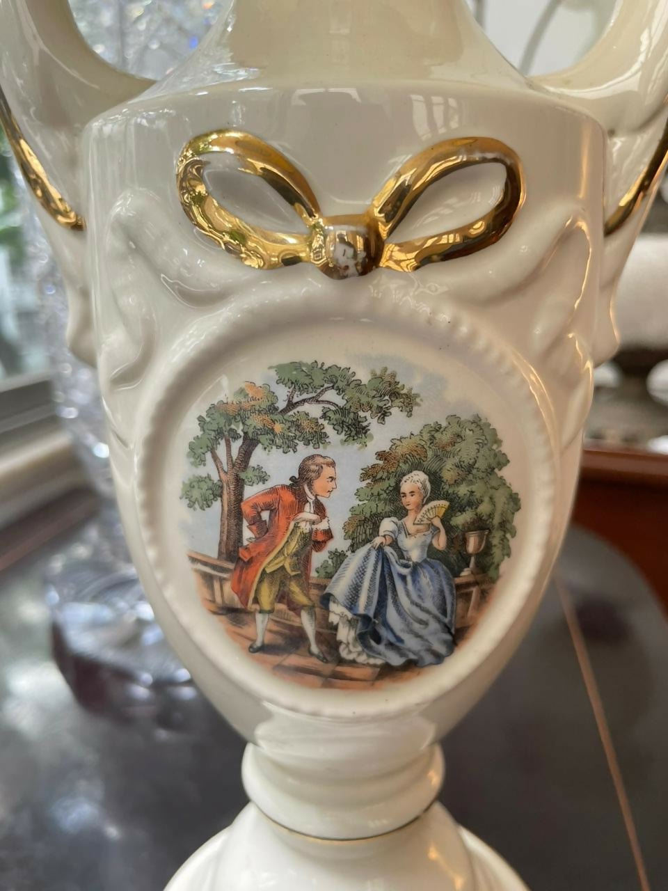 Abajur em porcelana com cena galante e douração