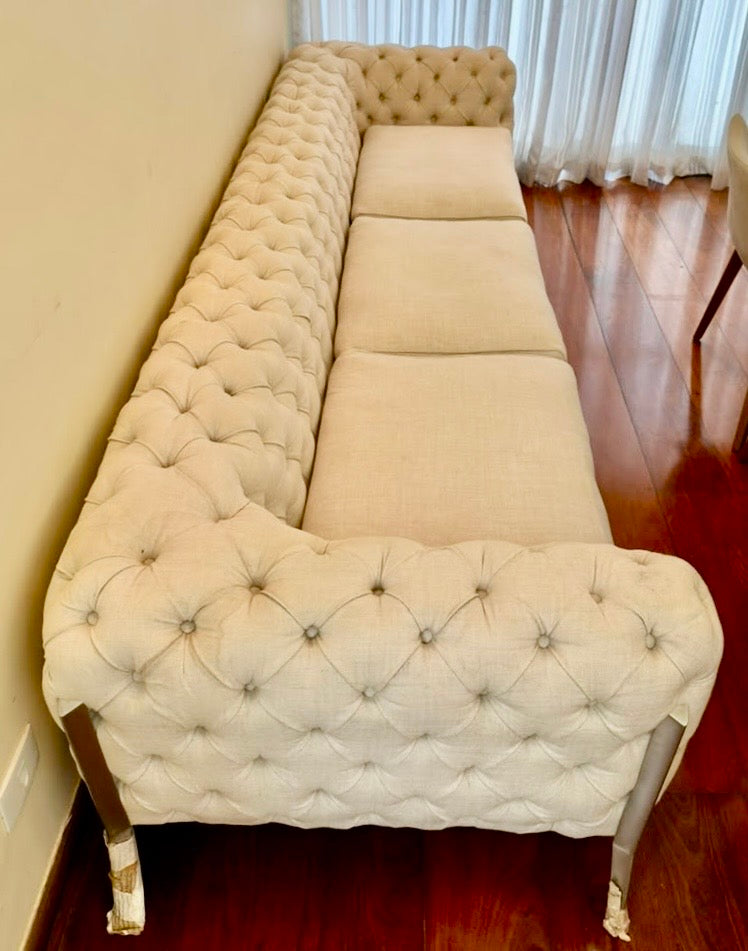 Sofá Raja da Artefacto com Capitonê no encosto e estofado cor clara 