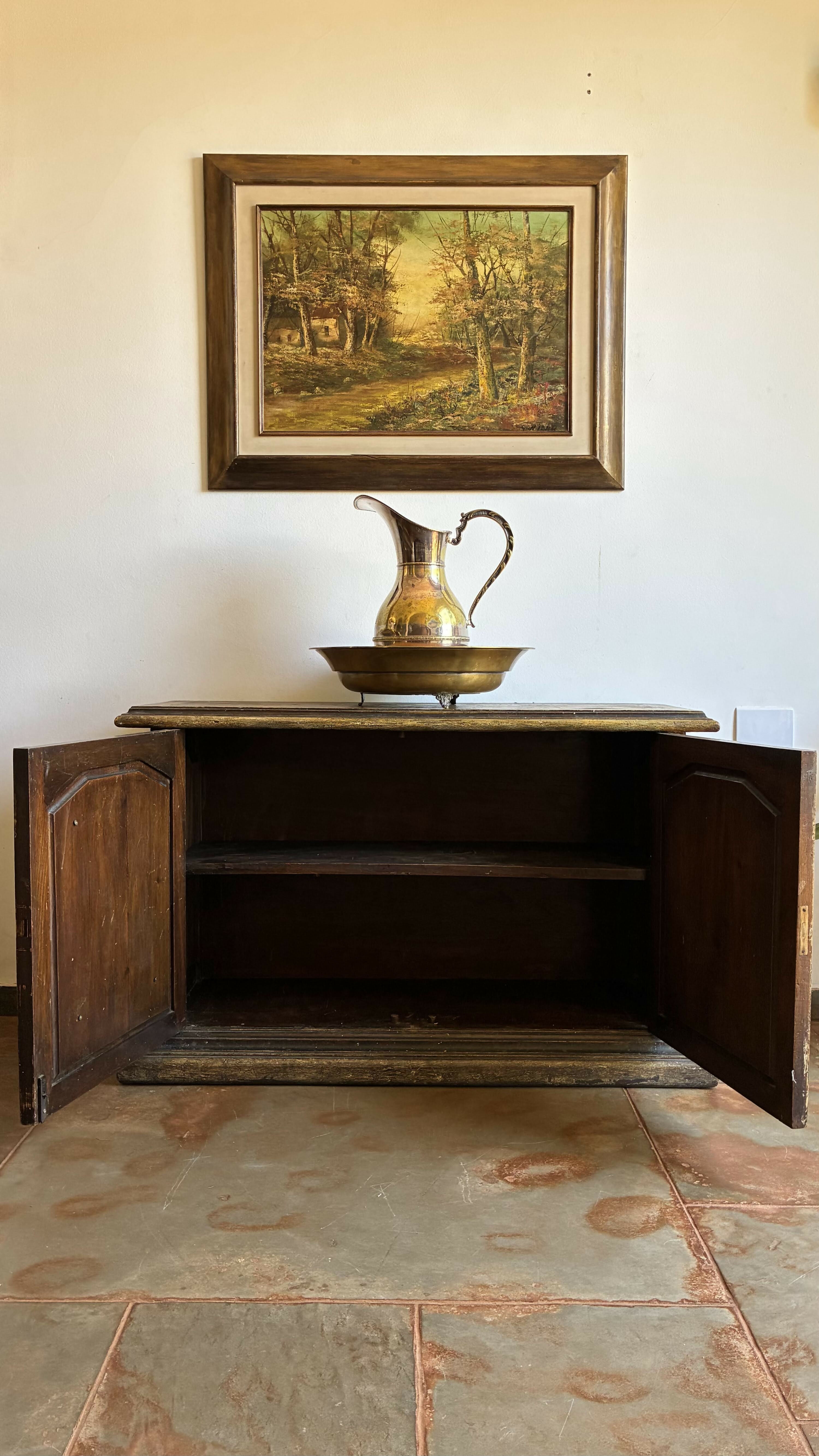 Aparador Antigo com Pinturas Sacras