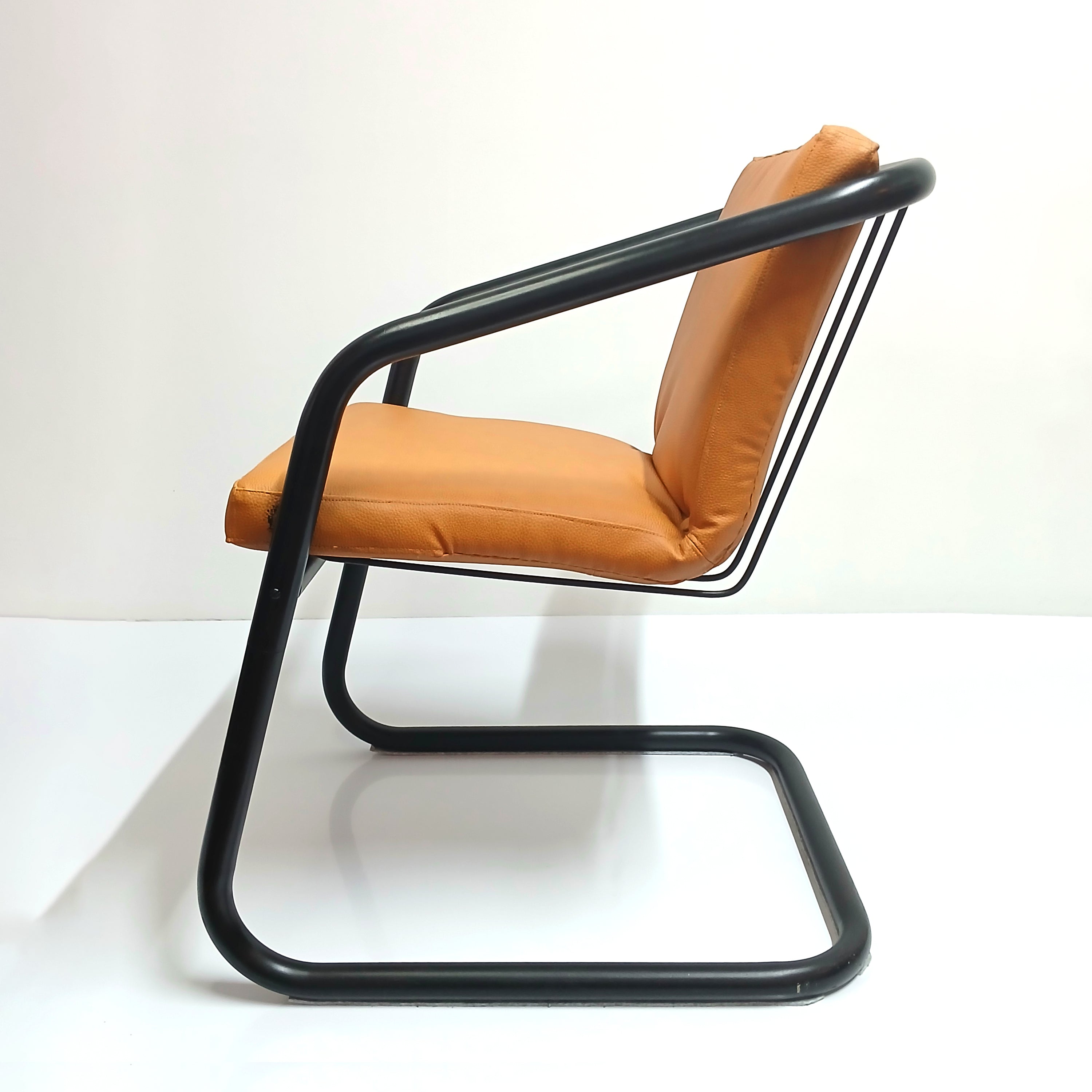 Poltrona Kopenhagen em couro mostarda [Atribuição Geraldo de Barros] — Hobjeto, c. 1970