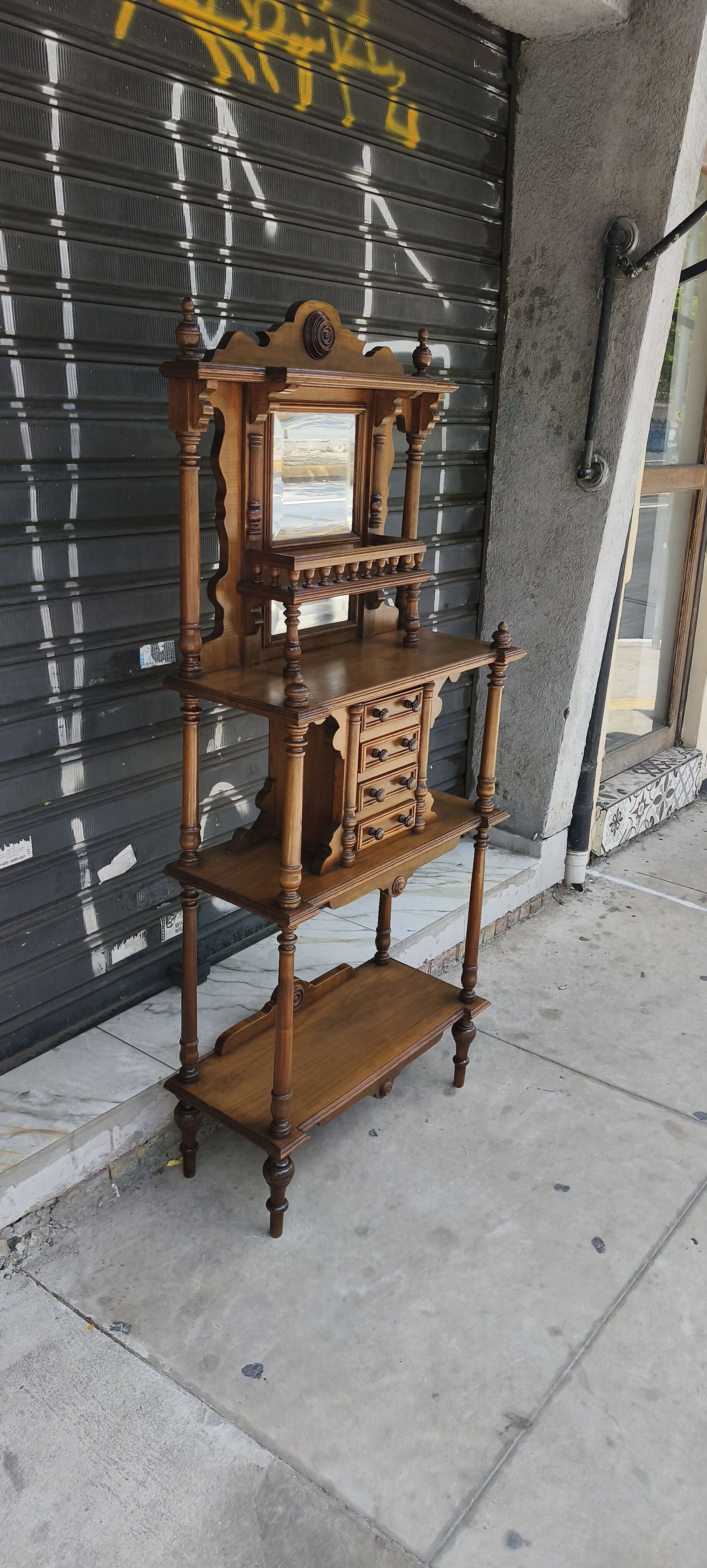 Porta Bibelô Império em madeira nobre e espelho bisotado