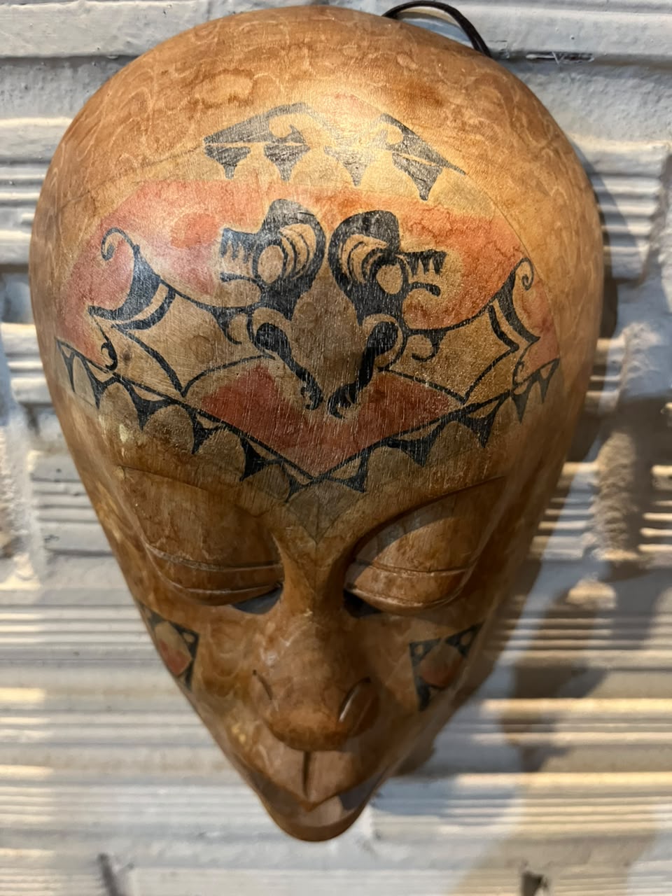 Máscara decorativa entalhada em madeira com pintura artesanal — 27 × 16 cm