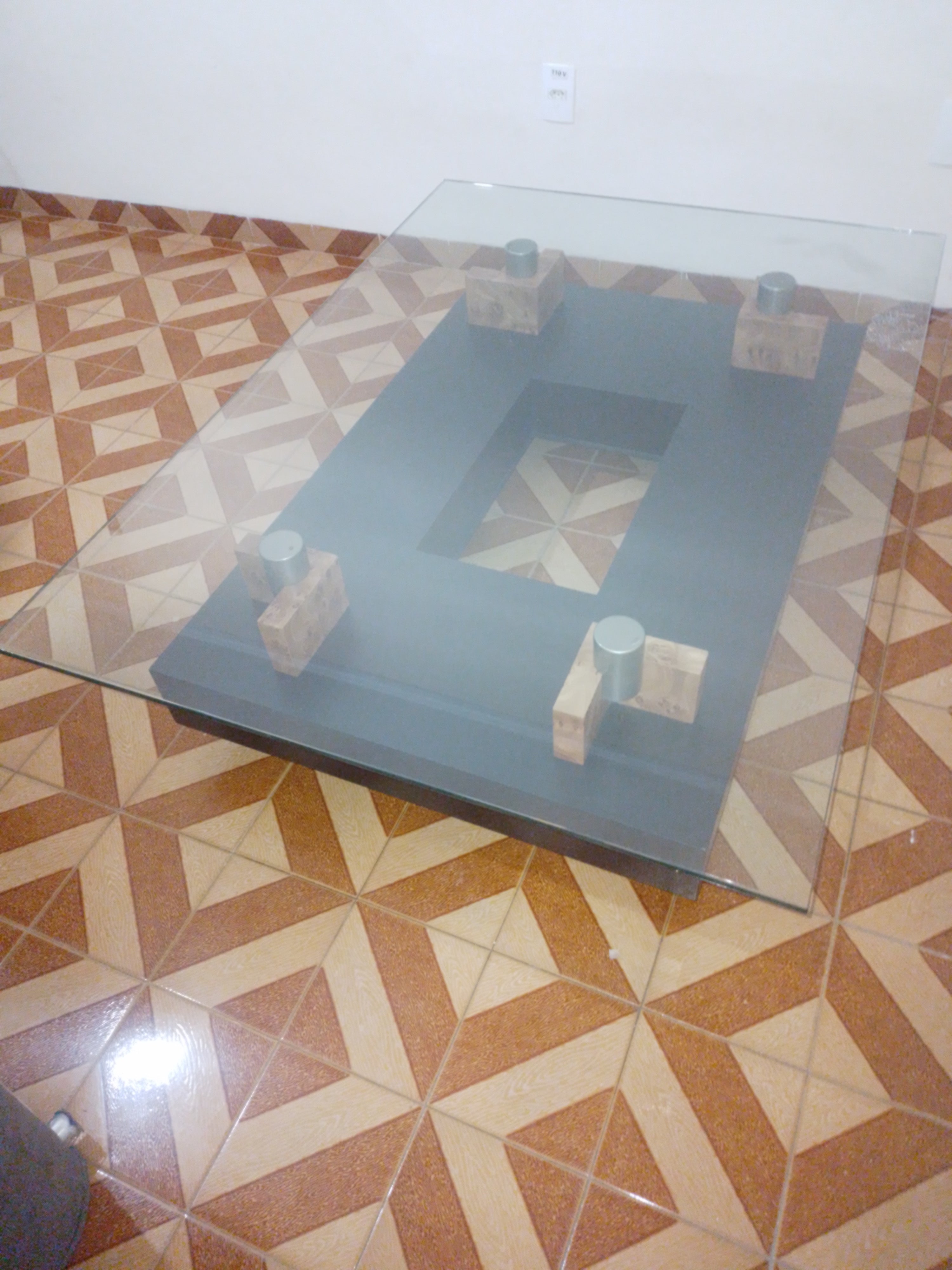 Conjunto finíssimo de mesa de centro retangular e mesinha redonda em madeira com formas geométricas e tampo de vidro 