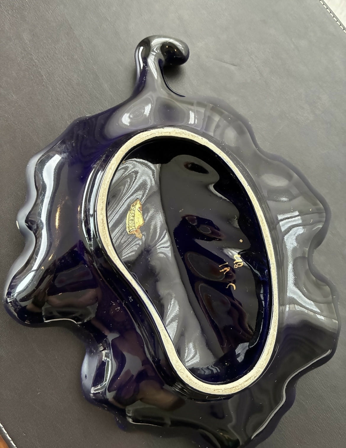 Trio de Pratos de porcelana azul escura pintados à mão com detalhes dourados