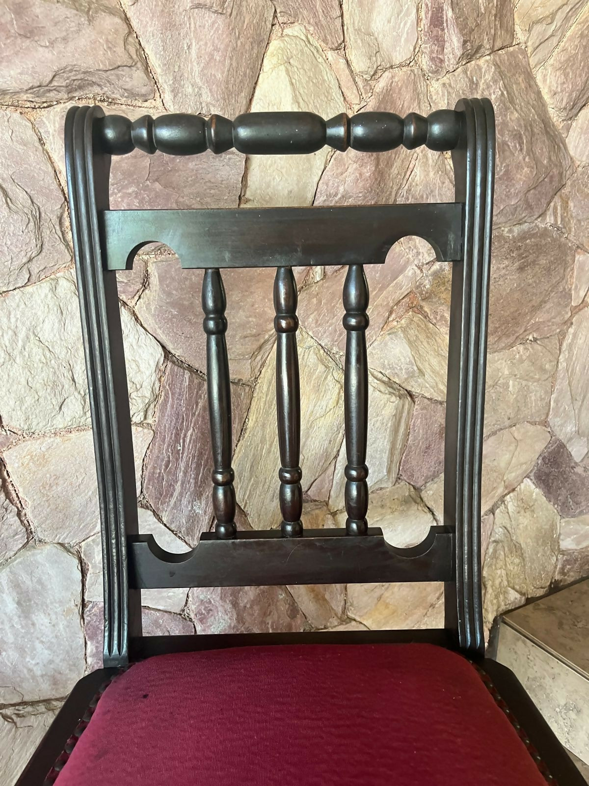 Par de cadeiras antigas madeira maciça com assento cor de vinho