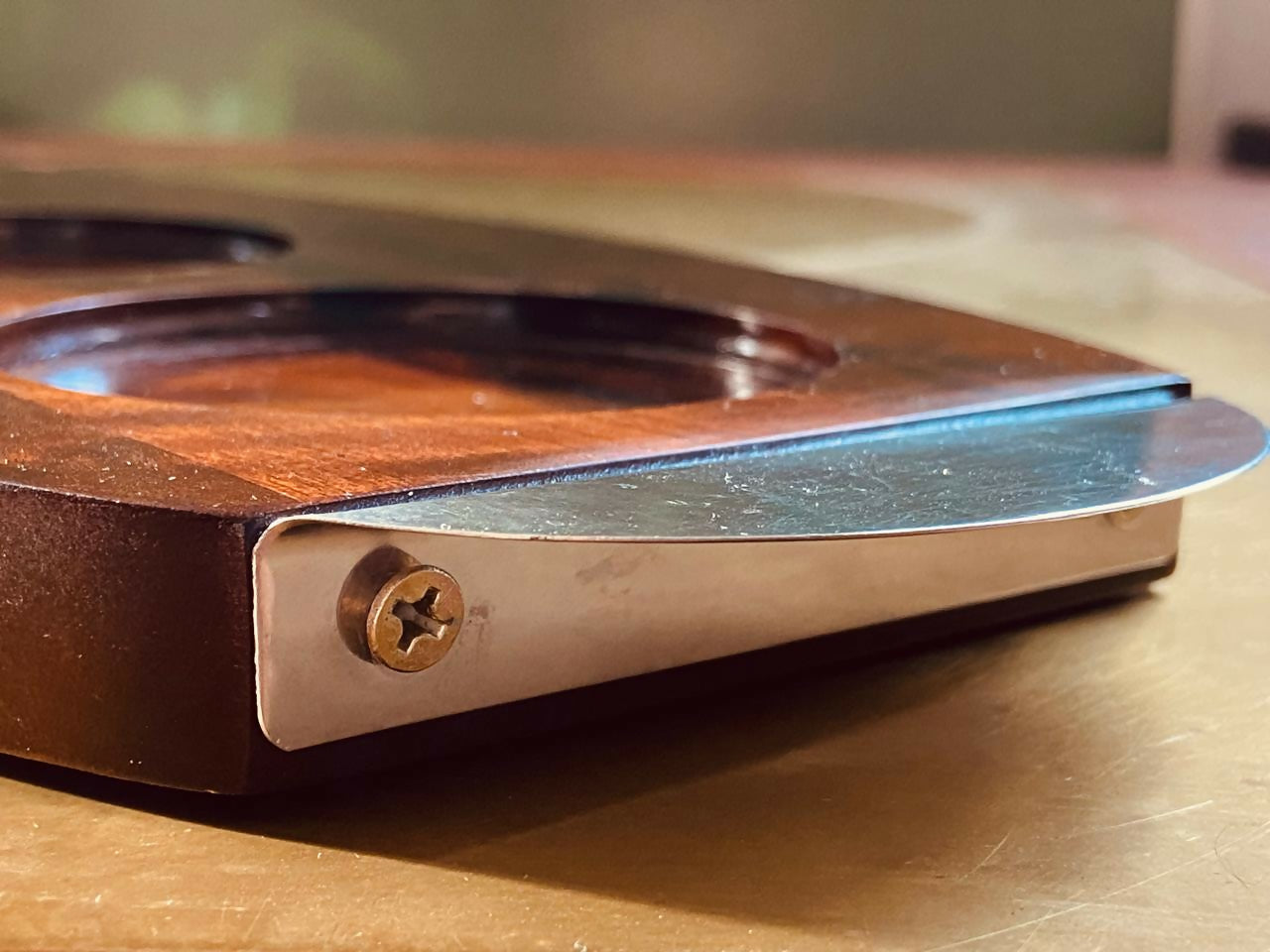 Tábua Oval Tropic Art em Imbuia com Alças em Inox DMCPS_069)