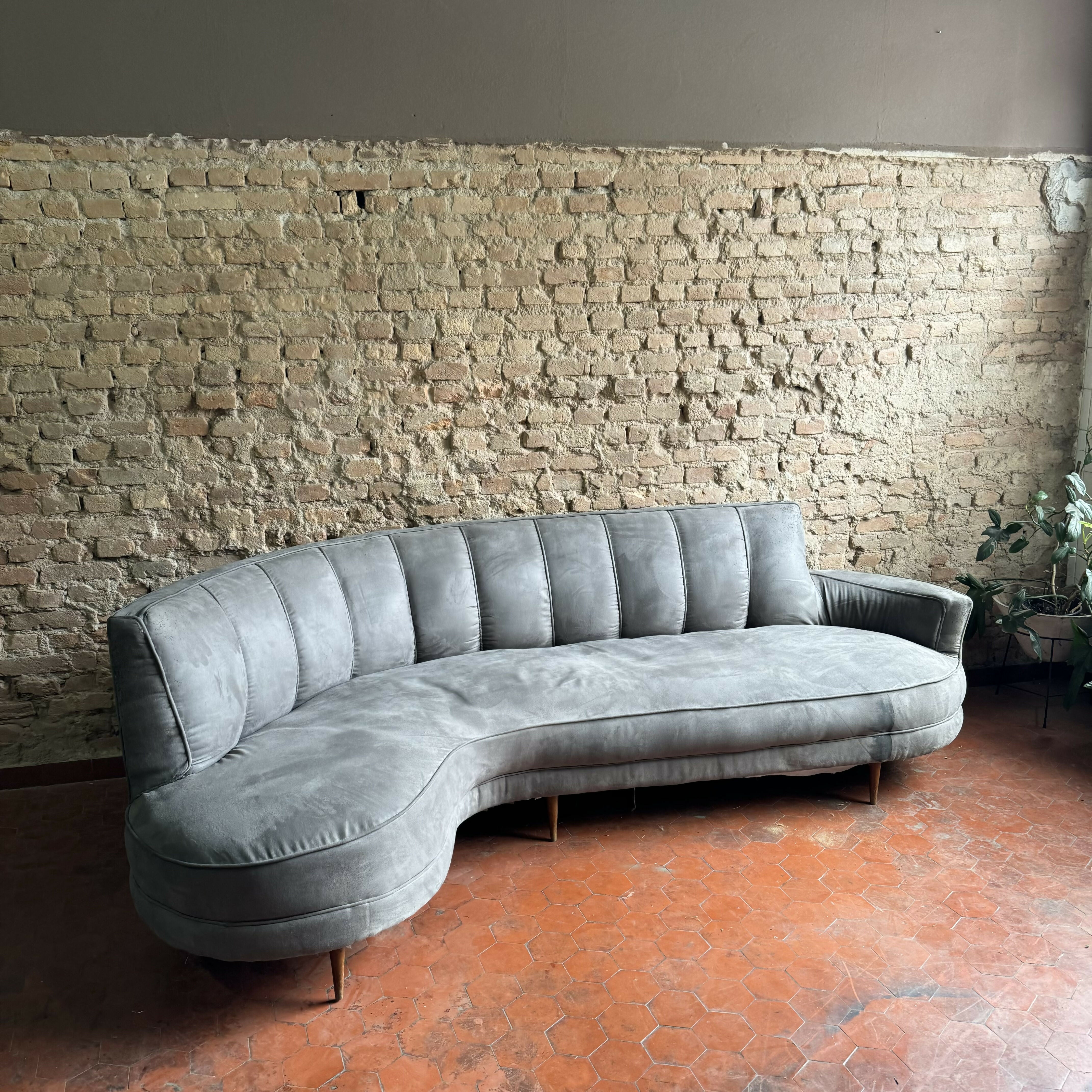 Sofá feijão anos 50 em suede cinza