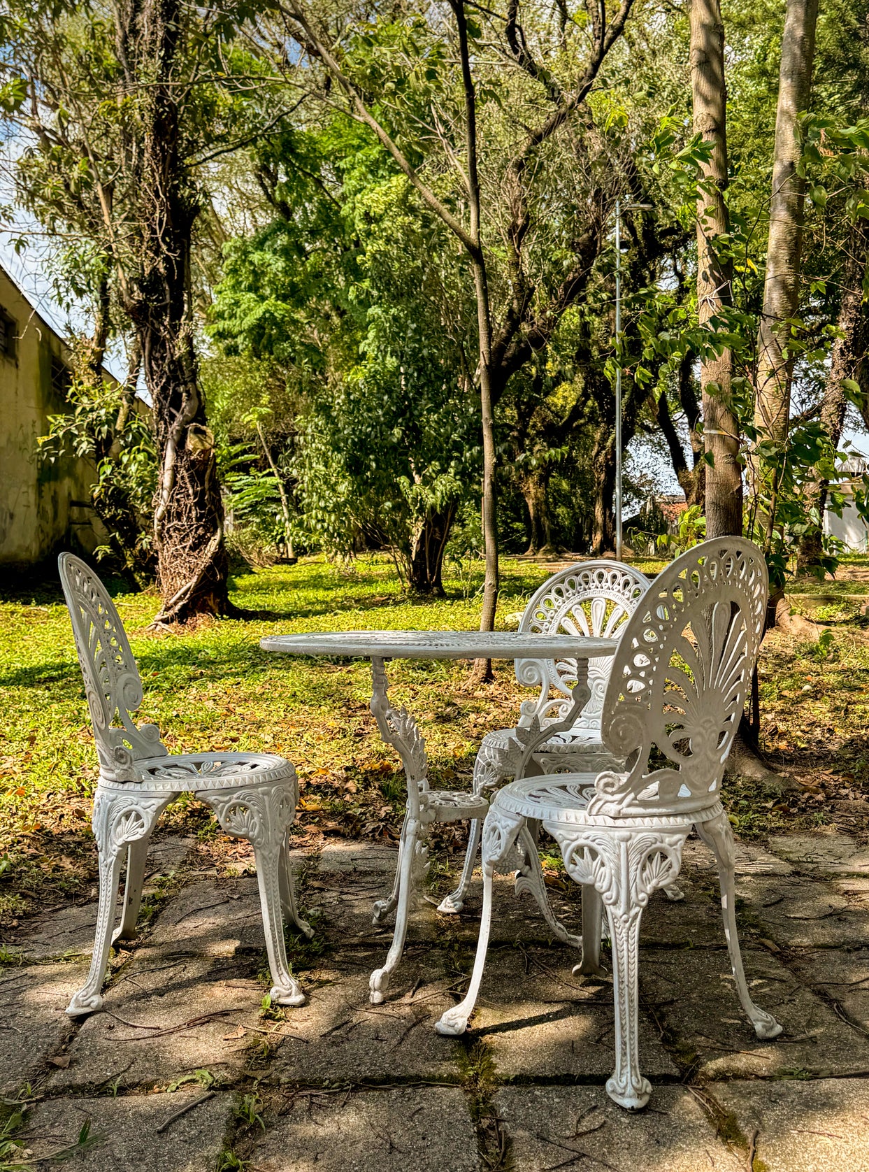 Mesa e cadeiras de jardim em ferro fundido branco 