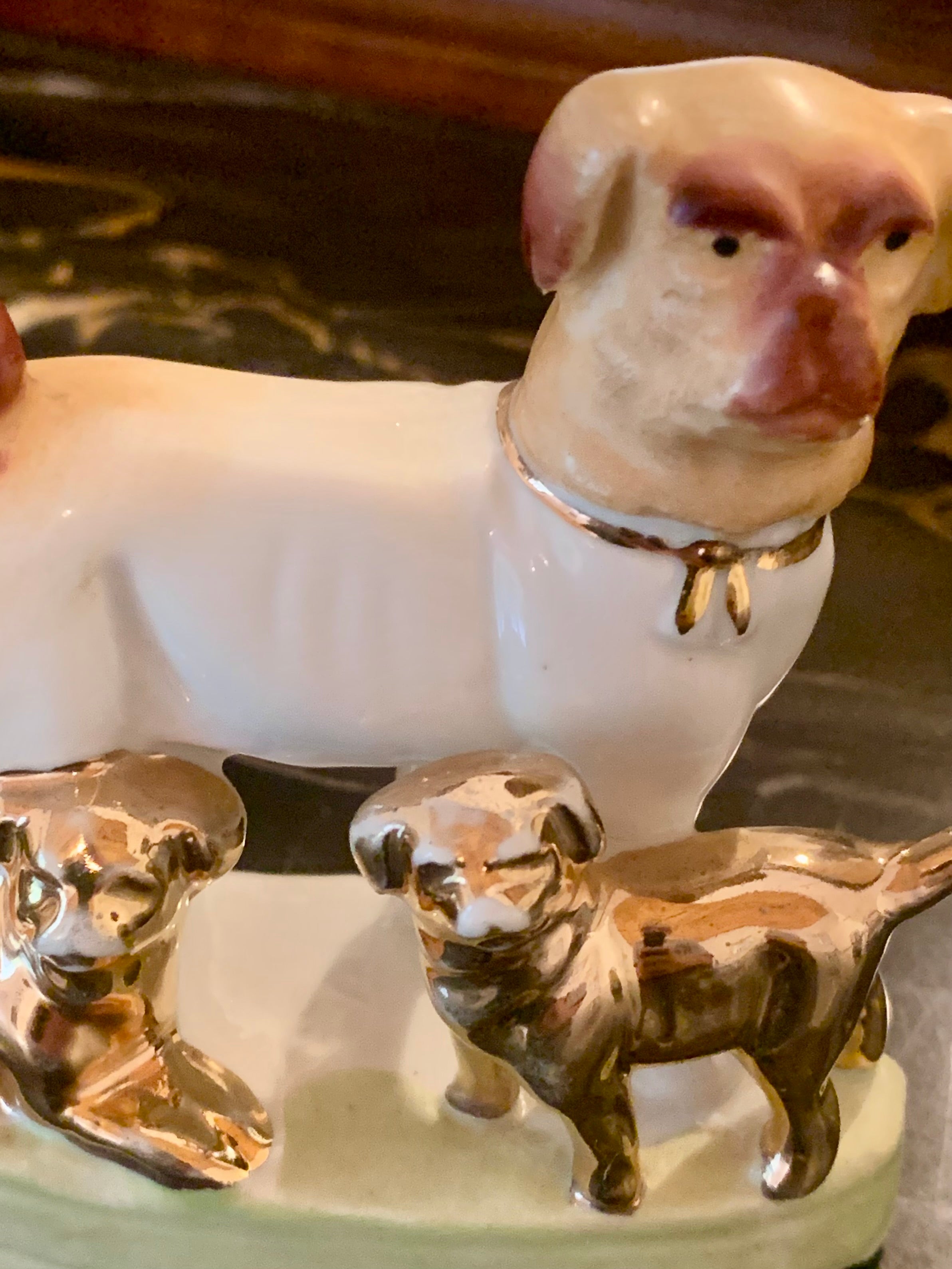Linda estatueta ou bibelot de cão com seus filhotes