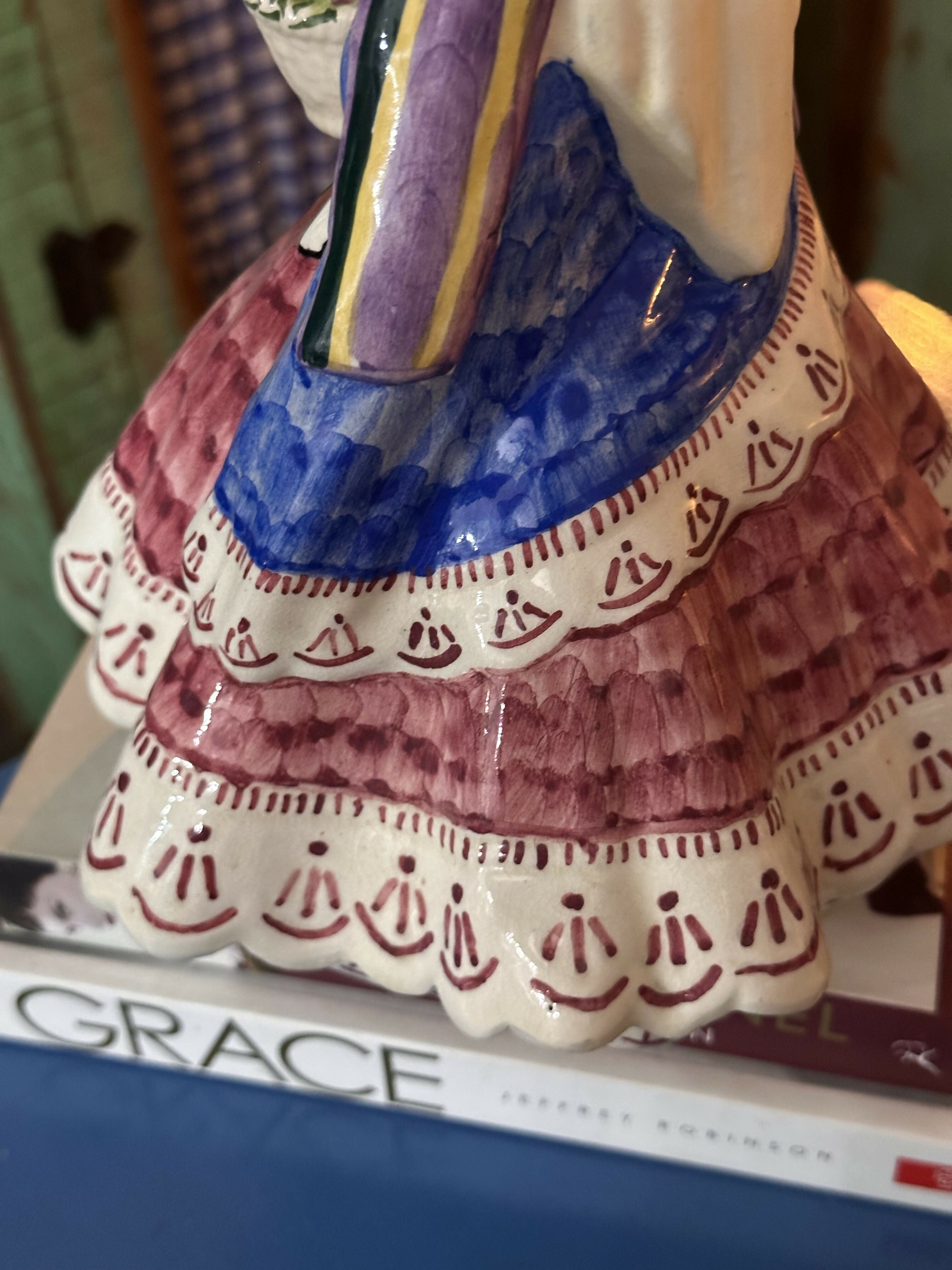 Maravilhosa estatueta antiga em faiança portuguesa mulher camponesa florista - peça pintada à mão