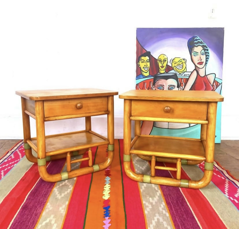 Par de mesinhas de cabeceira