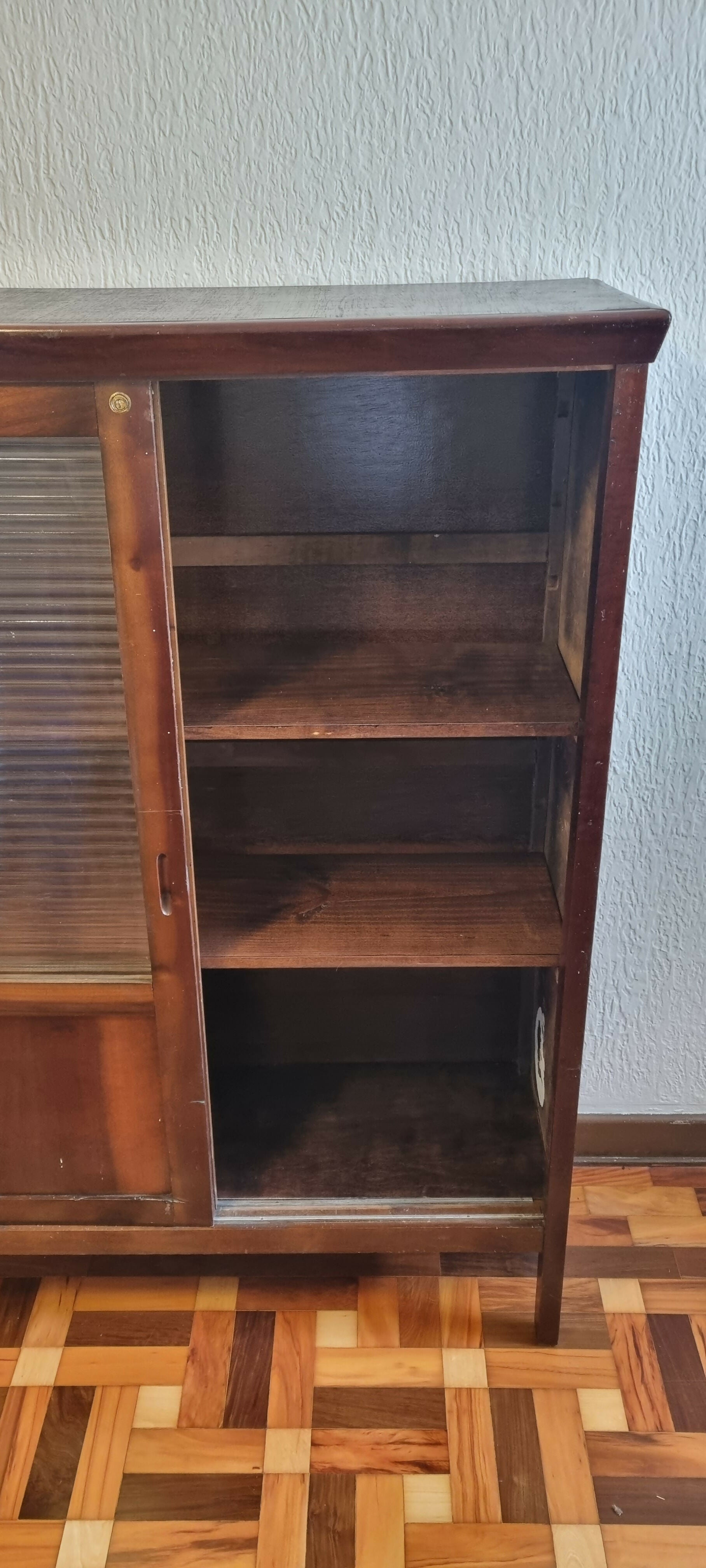 Livreiro Tipo Miele com vidro canelado