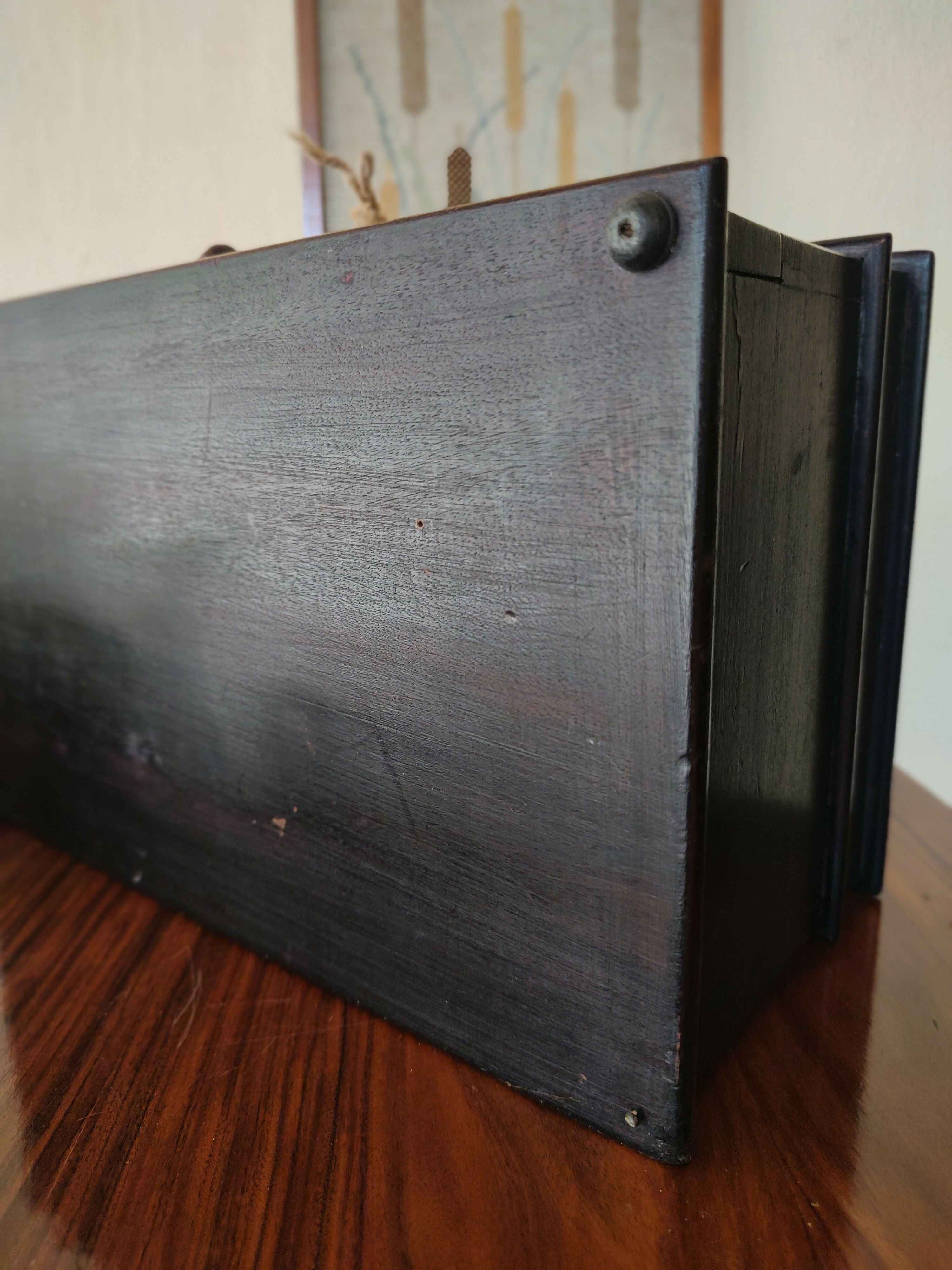 Antiga Caixa em madeira de 1969 com gaveta, chave e iniciais douradas "O T"