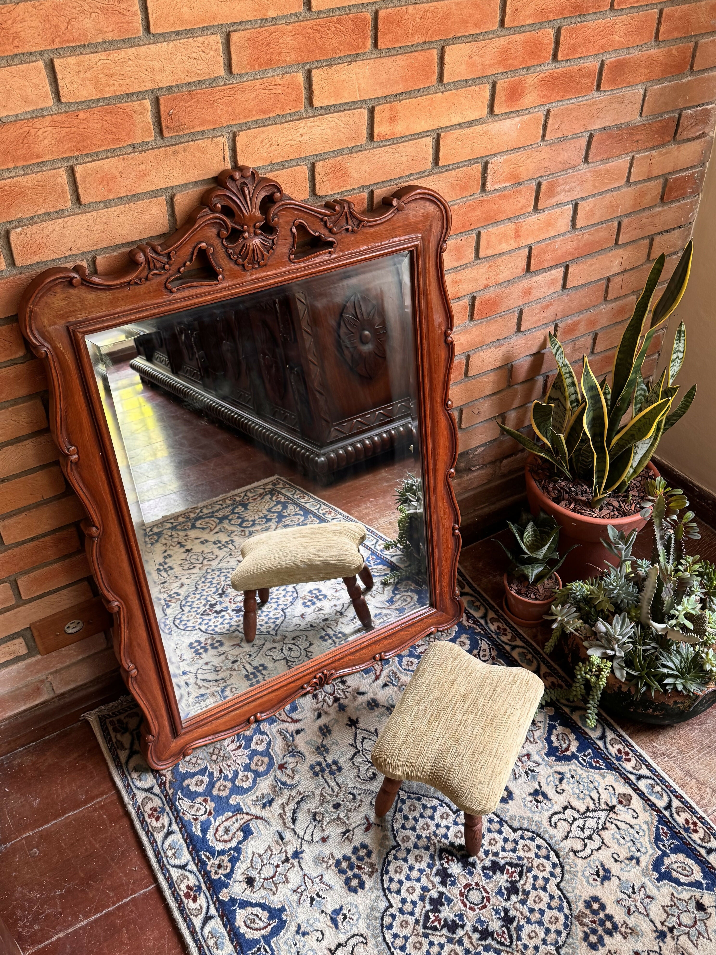 Espelho Bisotê em Madeira Maciça Esculpida