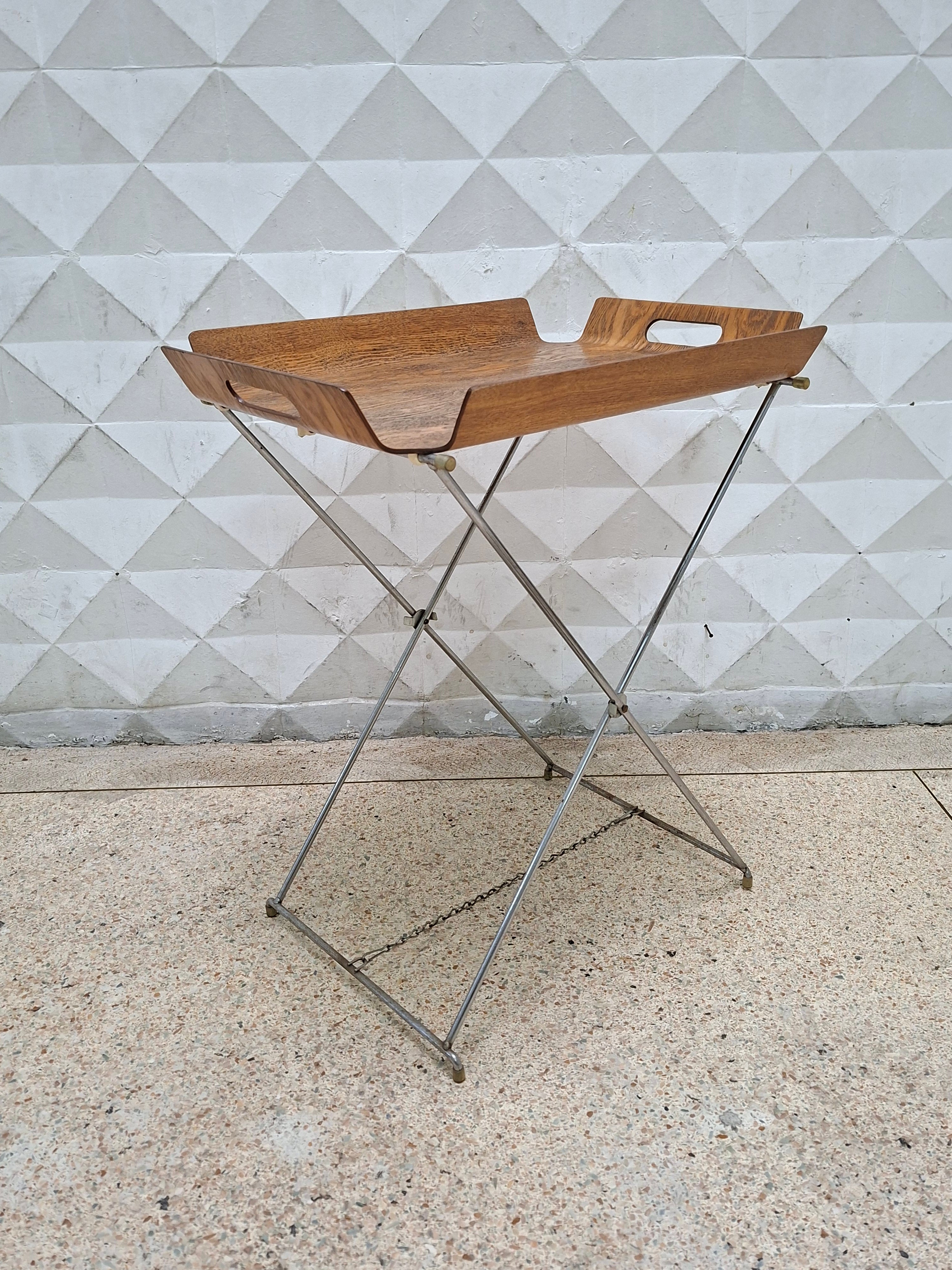 Mesinha Vintage Estilo Modernista em metal cromado com tampo em laminado de madeira 