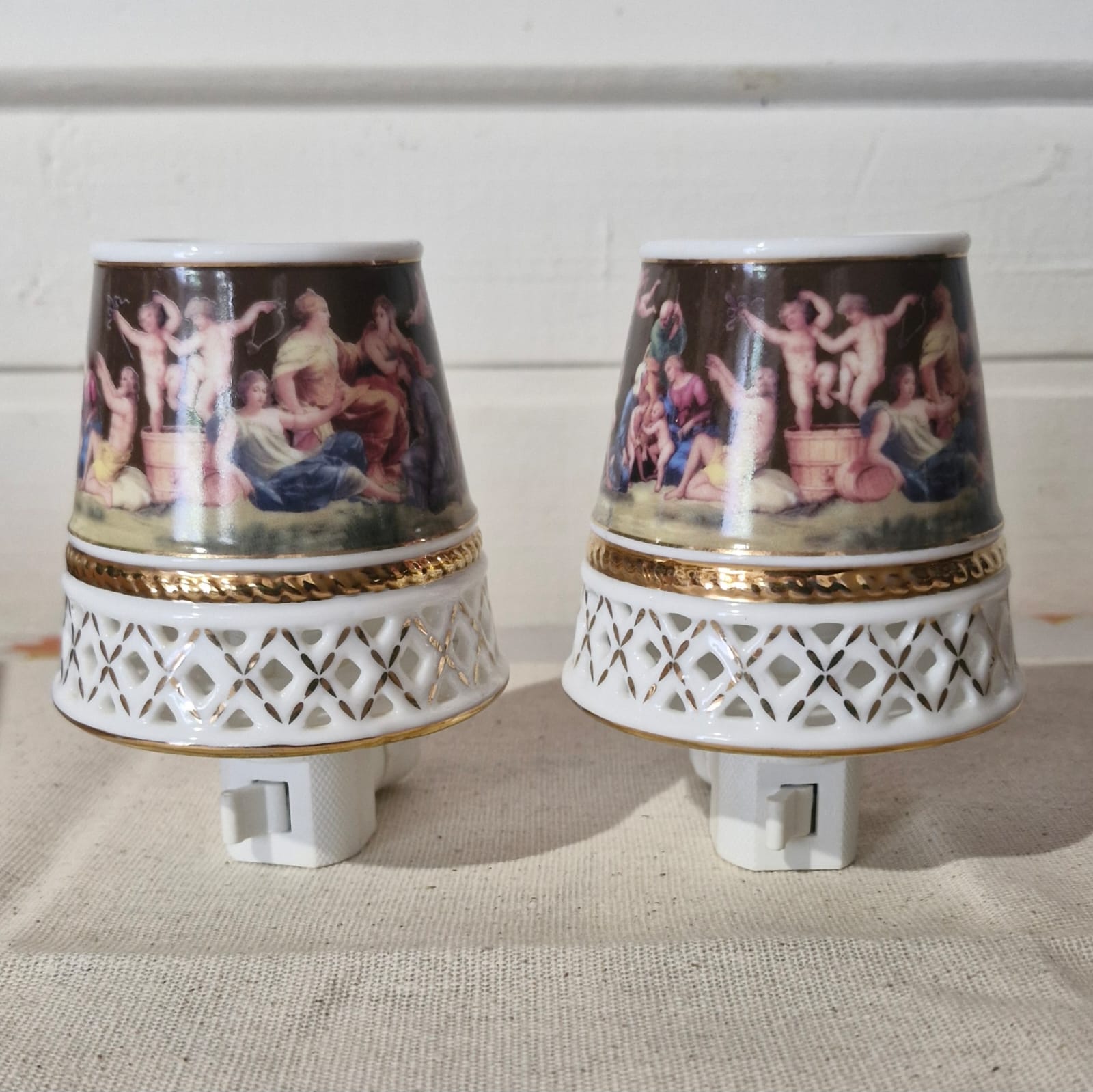 Raro par de luminárias antigas em porcelana