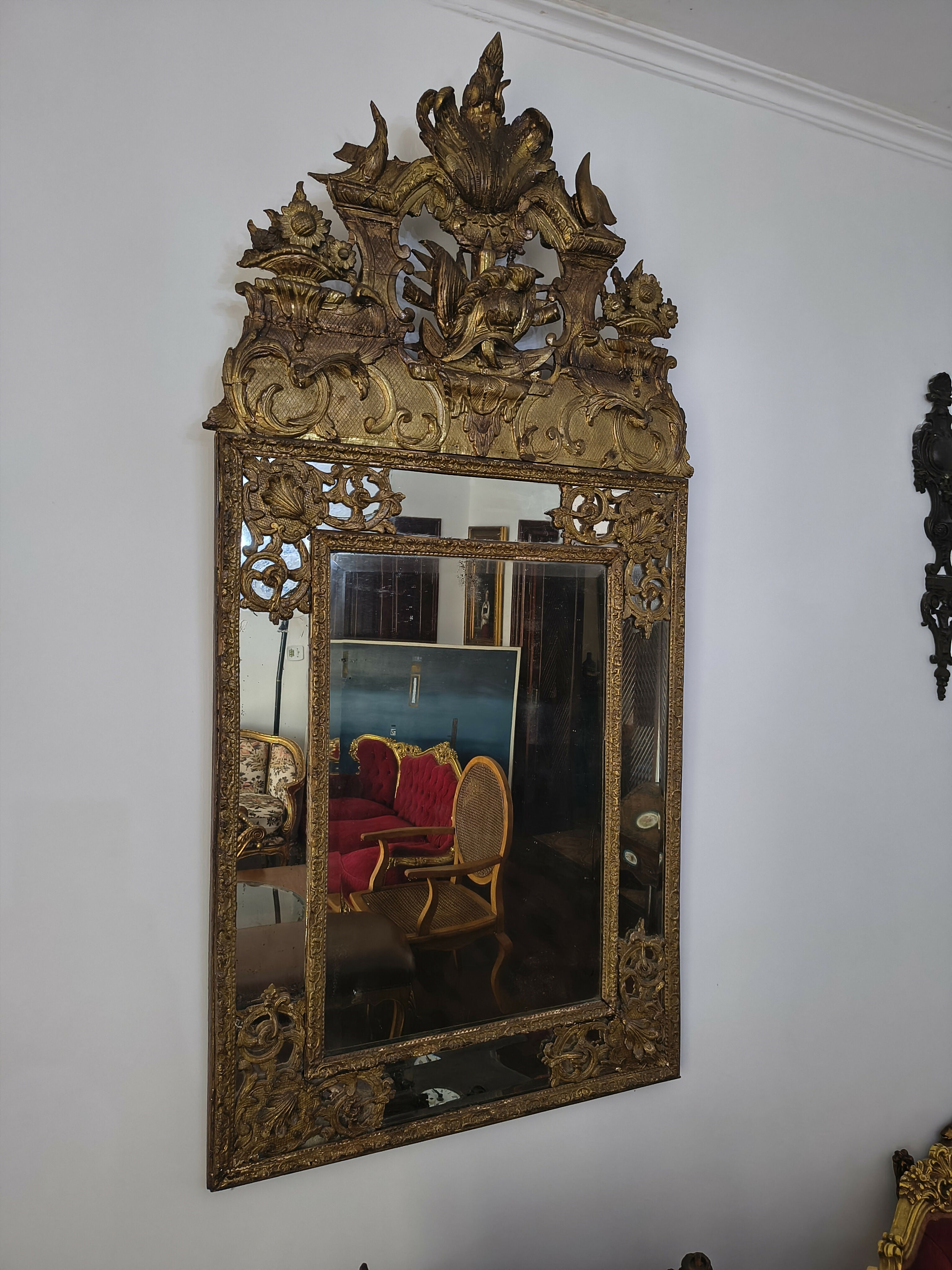 Espelho antigo em madeira com folheação a ouro