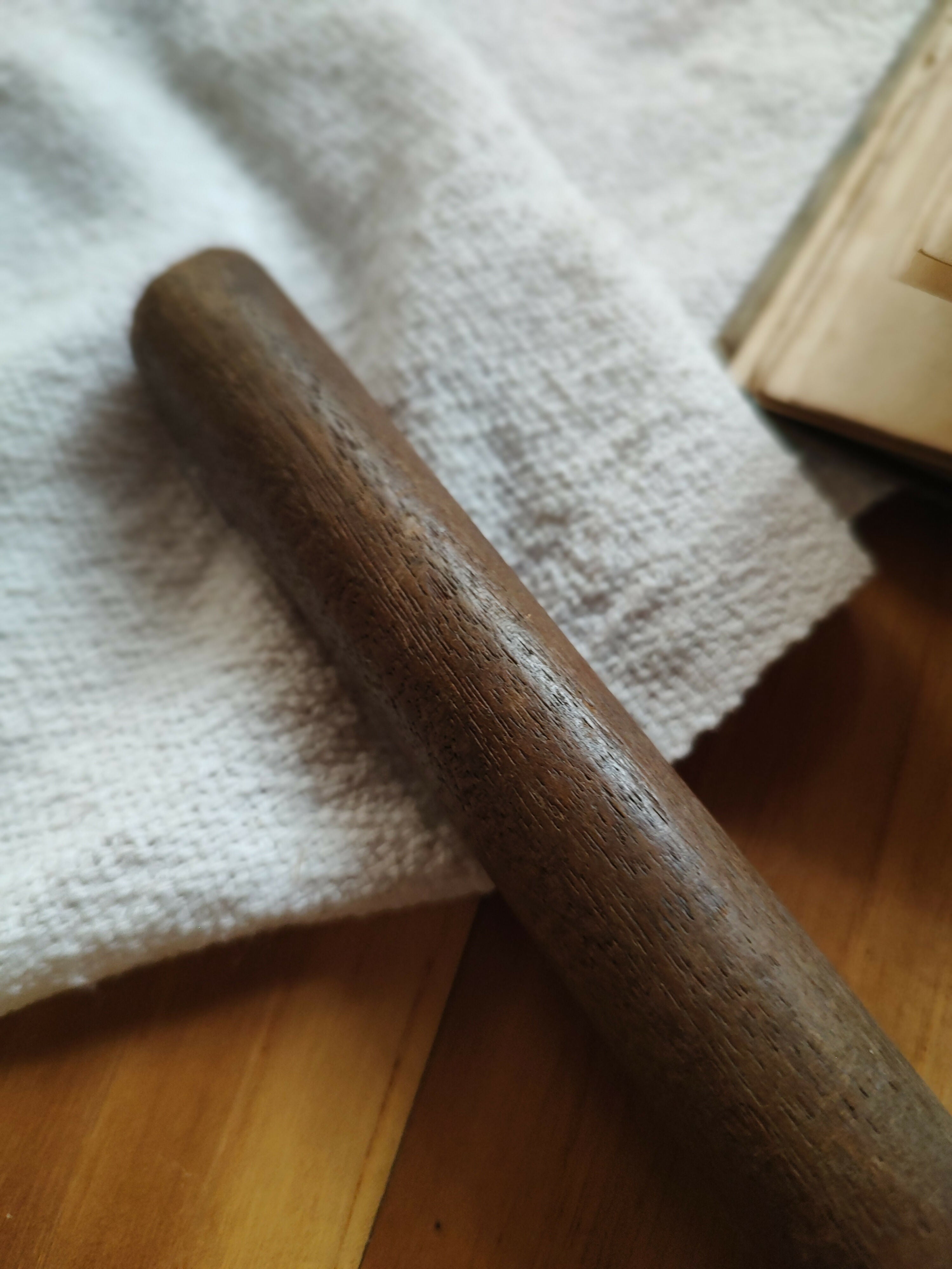 Antigo martelo em madeira maciça