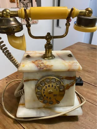Telefone antigo em mármore