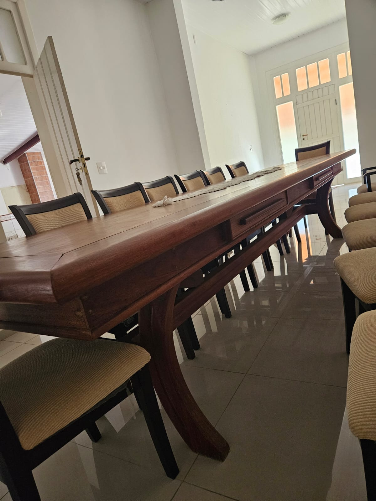 GRANDE MESA DE MADEIRA IMPONENTE E ELEGANTE COM CADEIRAS - 14 LUGARES COMPLETA
