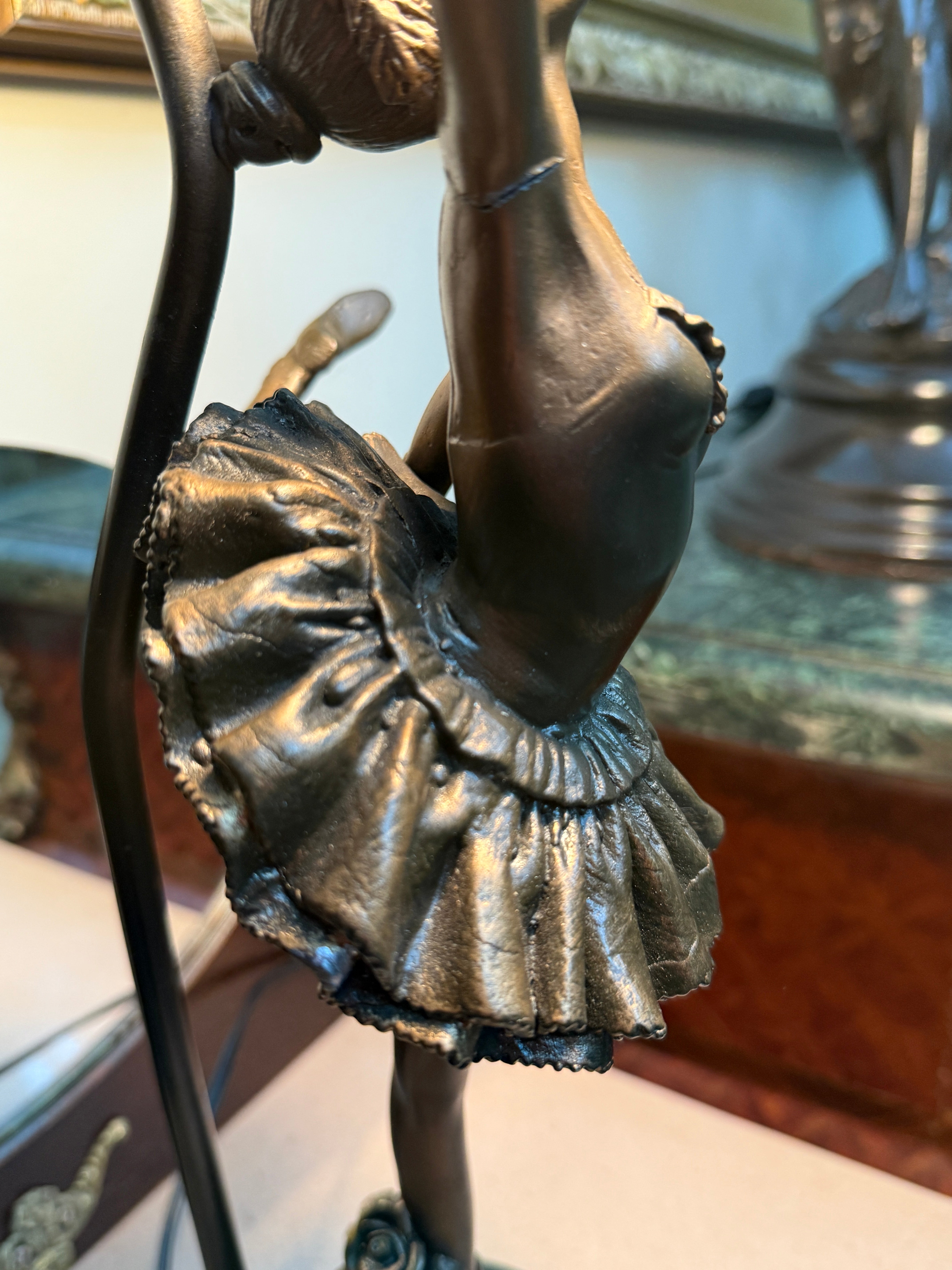 Belíssima luminaria de mesa em Petit Bronze representando bailarina 