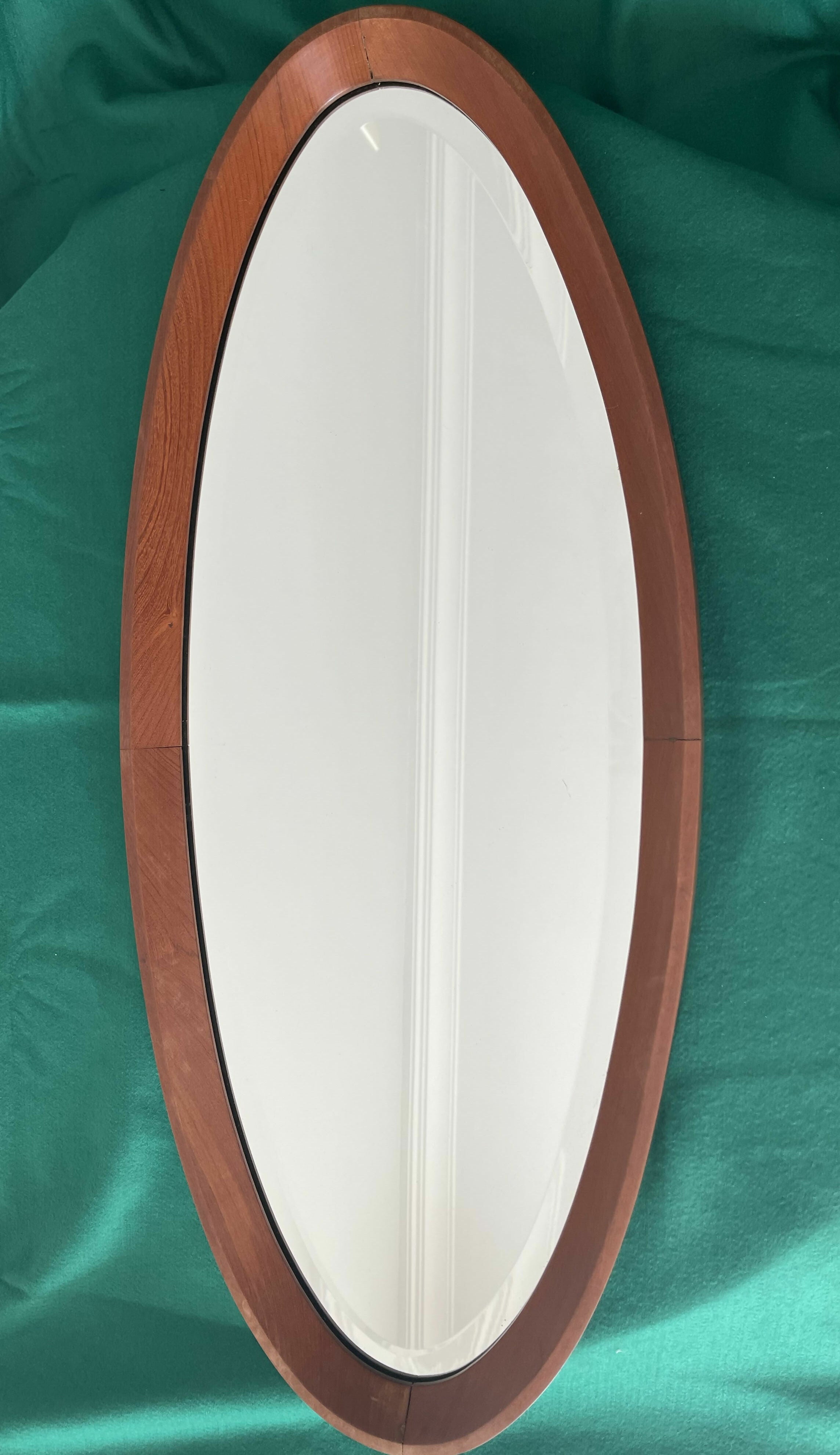 Espelho bisotado oval com moldura em madeira