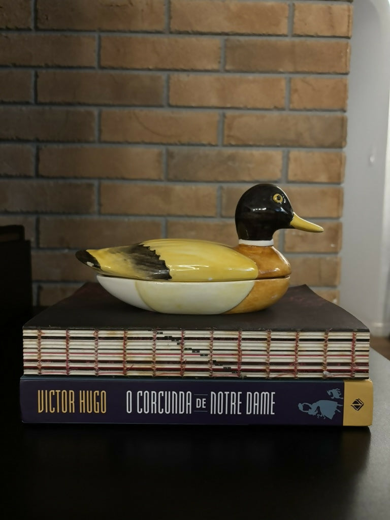 caixa em formato de pato, em porcelana portuguesa pintada à mão