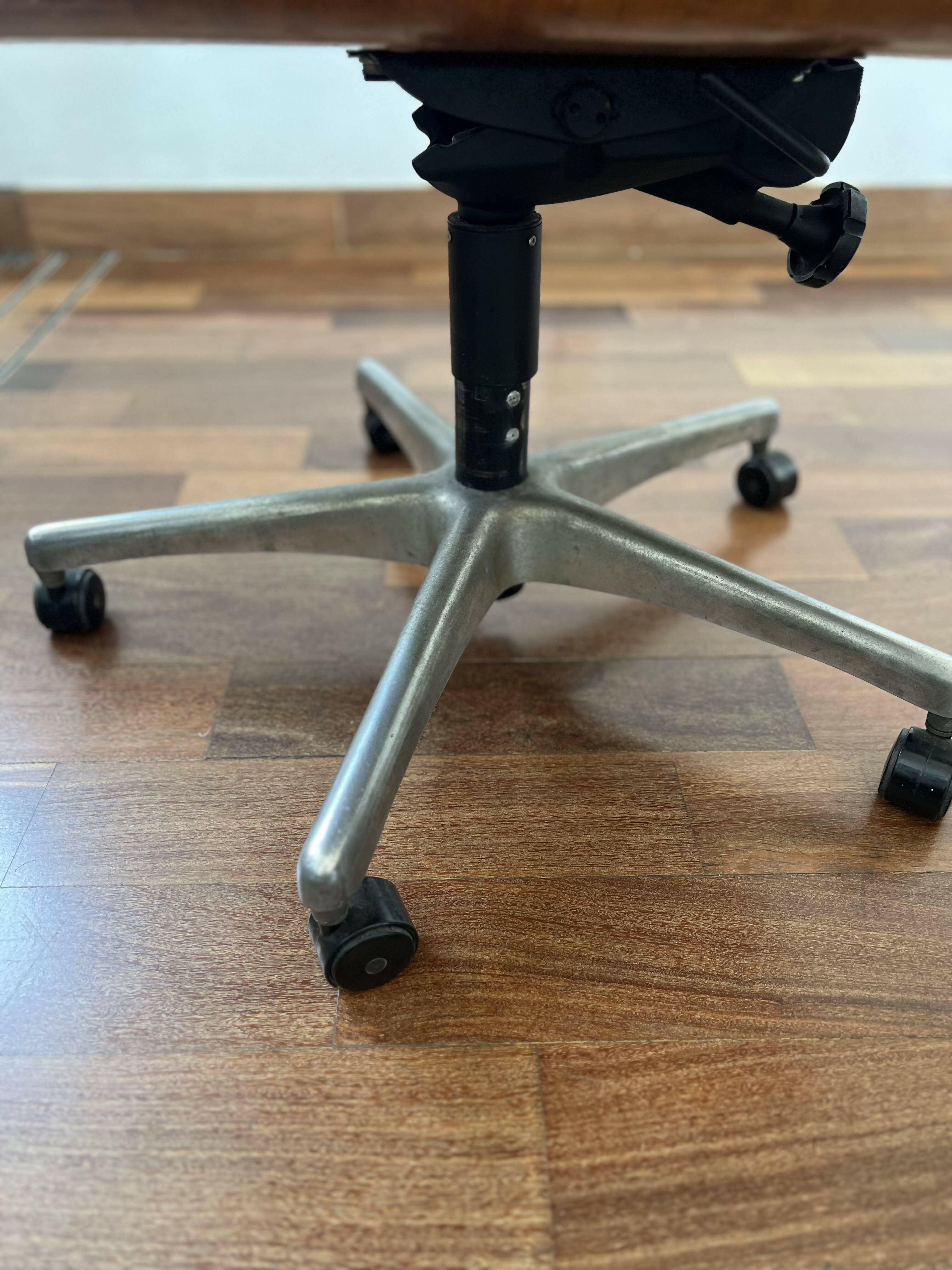 Cadeira escritório Giratória Modelo Eames Presidente