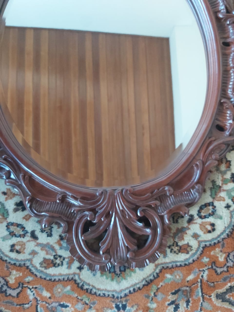  Espelho oval em madeira maciça nobre entalhada (provável imbuia), estilo Barroco, Neo-Rococó, bisotado, em perfeito estado.