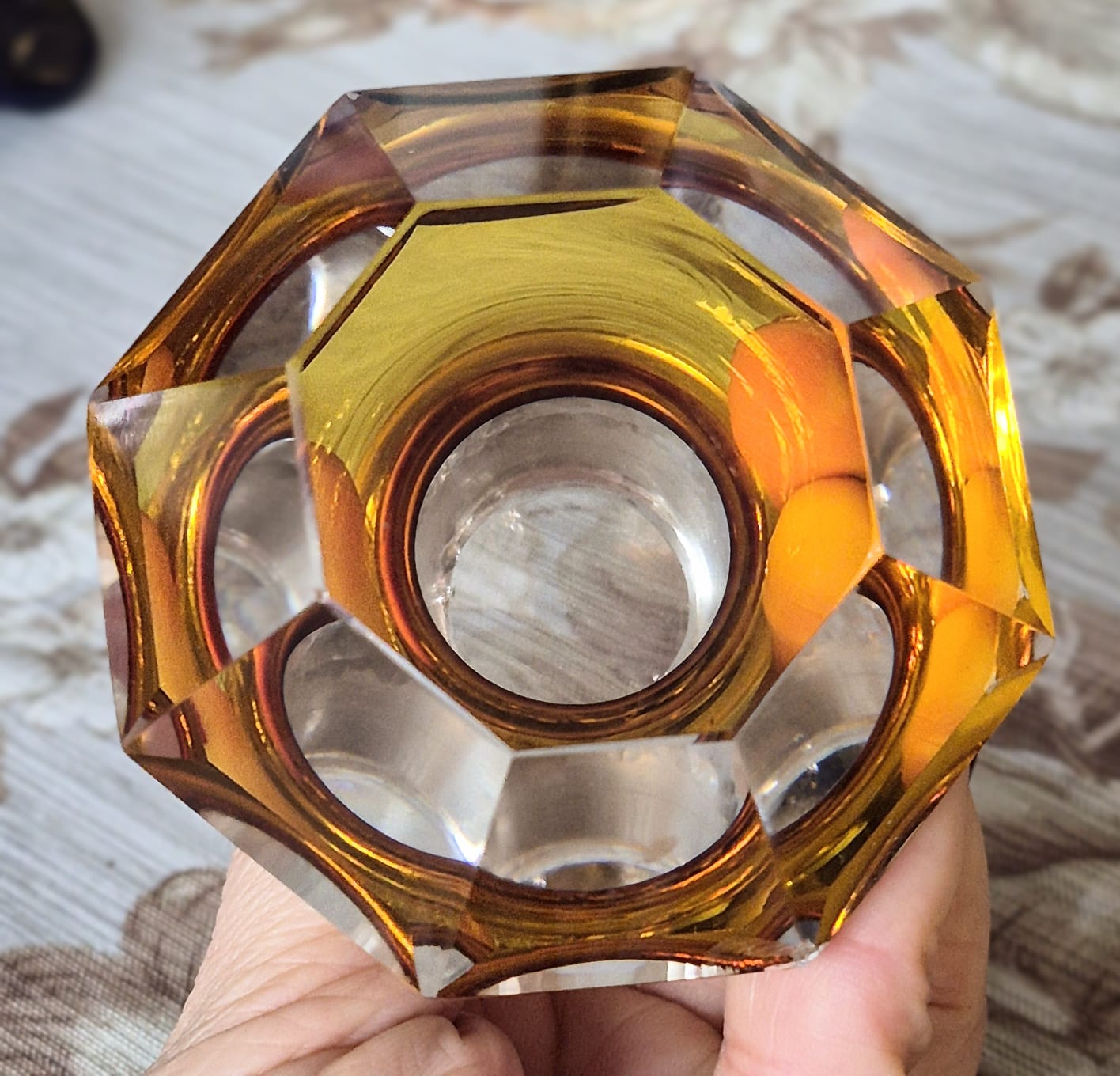 Conjunto em cristal doublé tcheco Boêmia, anos 40, âmbar (para o amarelo), com lapidação manual botânica Art Decó. 