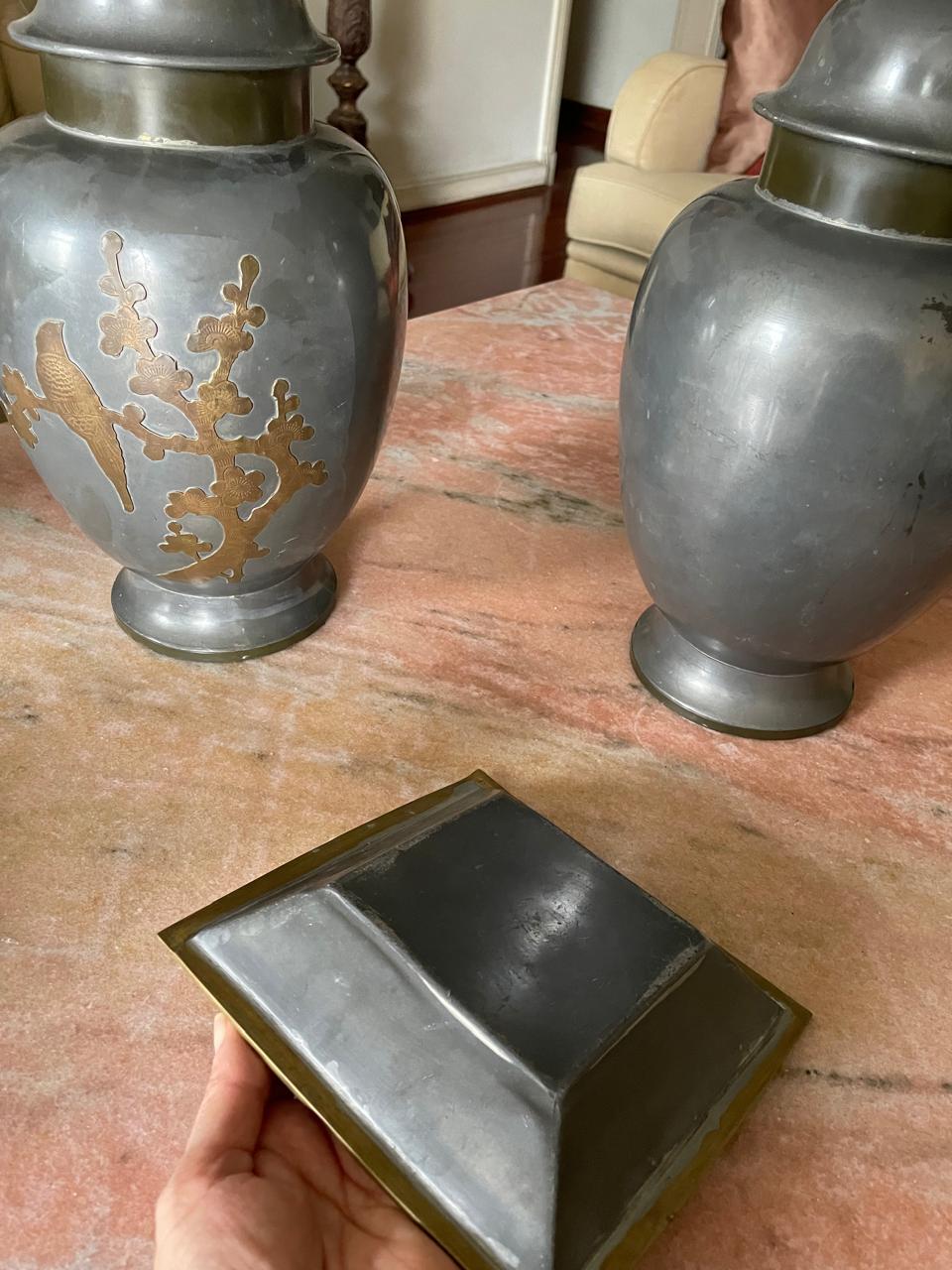 Maravilhosos Potes com tampo e cinzeiro quadrado de estanho ornamentado em latão dourado 
