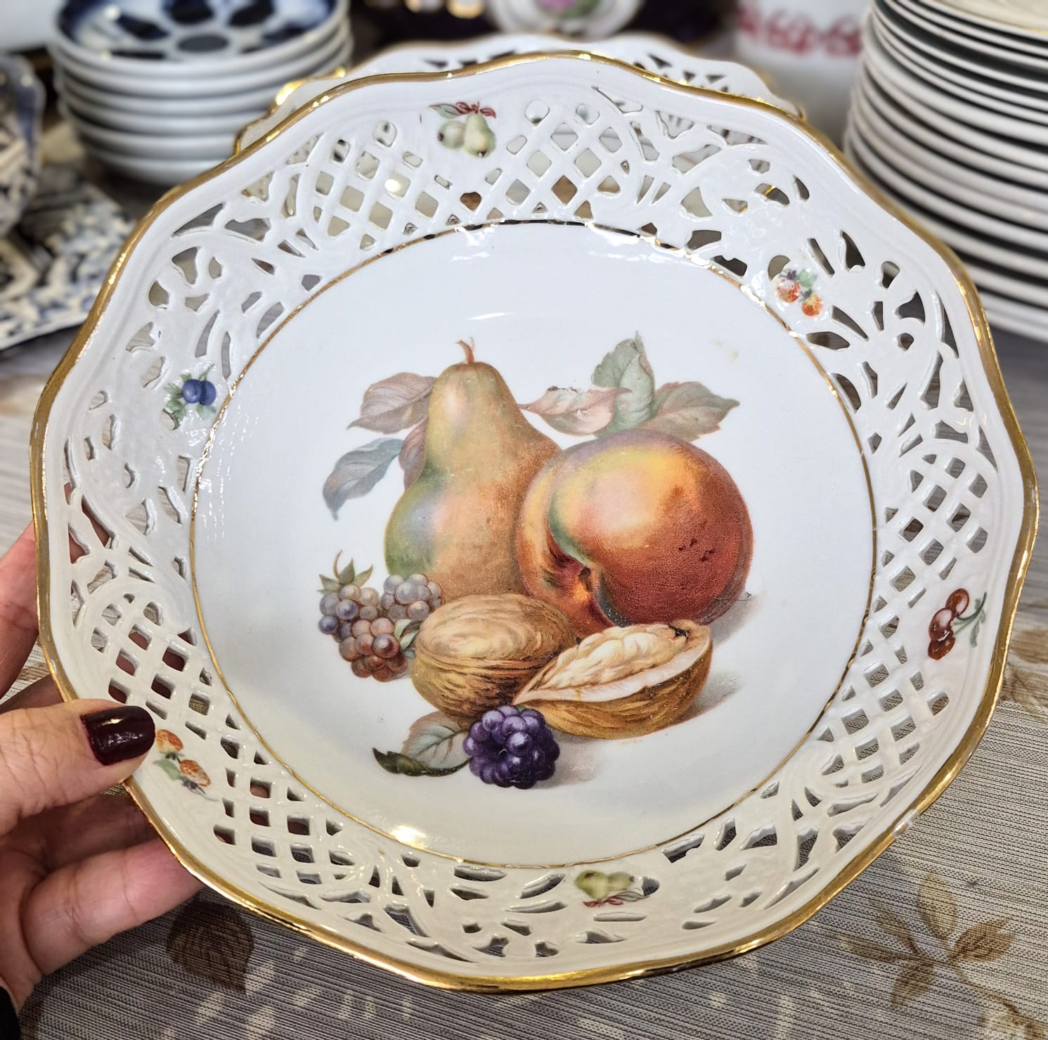 Fruteira em forma de bowl / tigela em porcelana alemã vintage fenestrada incrível e impecável,  em estado de vitrine,  Schumann Arzberg Bavaria.