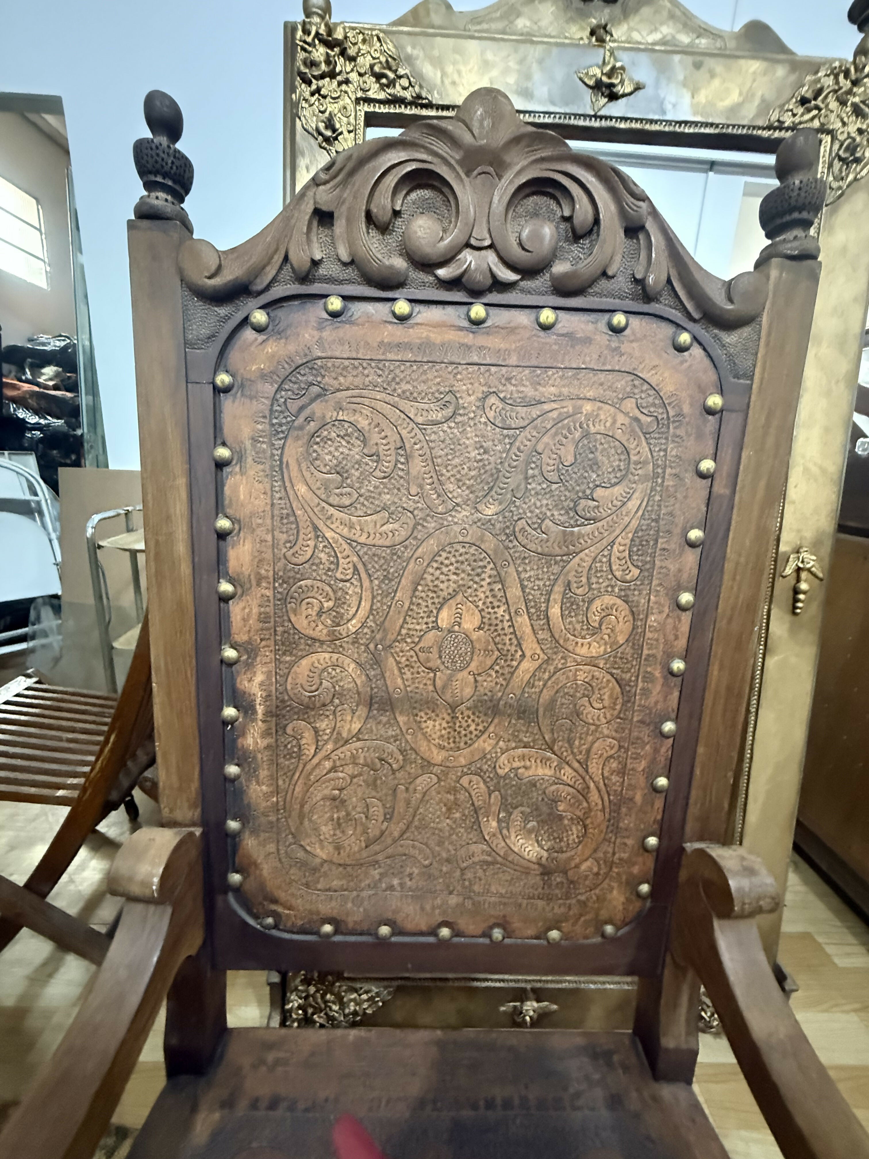 Cadeira de Honra Estilo Trono – Neo-Renascença – Final do Século XIX (c. 1890–1910) – Madeira Nobre & Couro Lavrado Original ✨