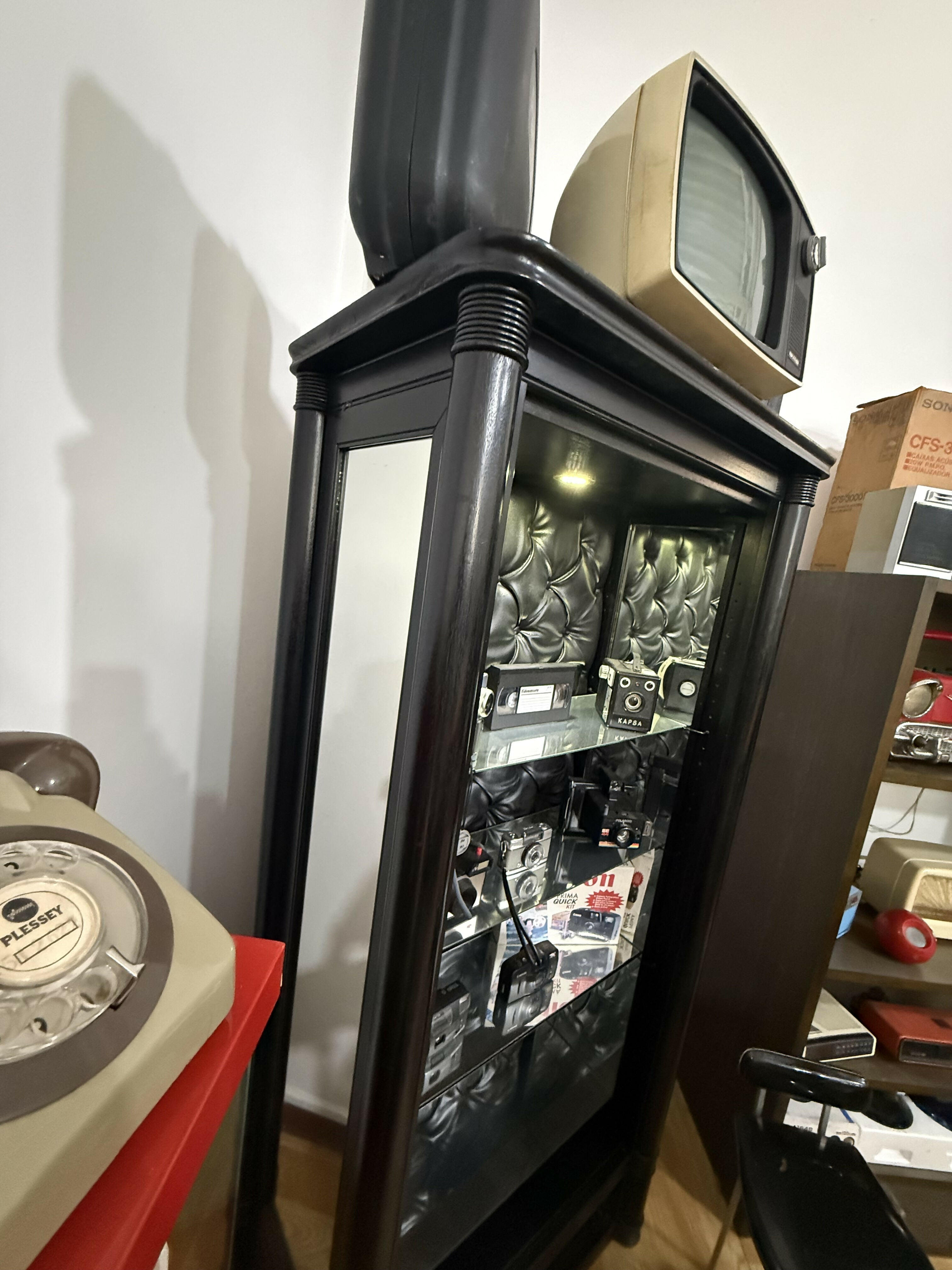 Móvel Antigo em Madeira Maciça – Customizado | Vitrine Iluminada de Destaque