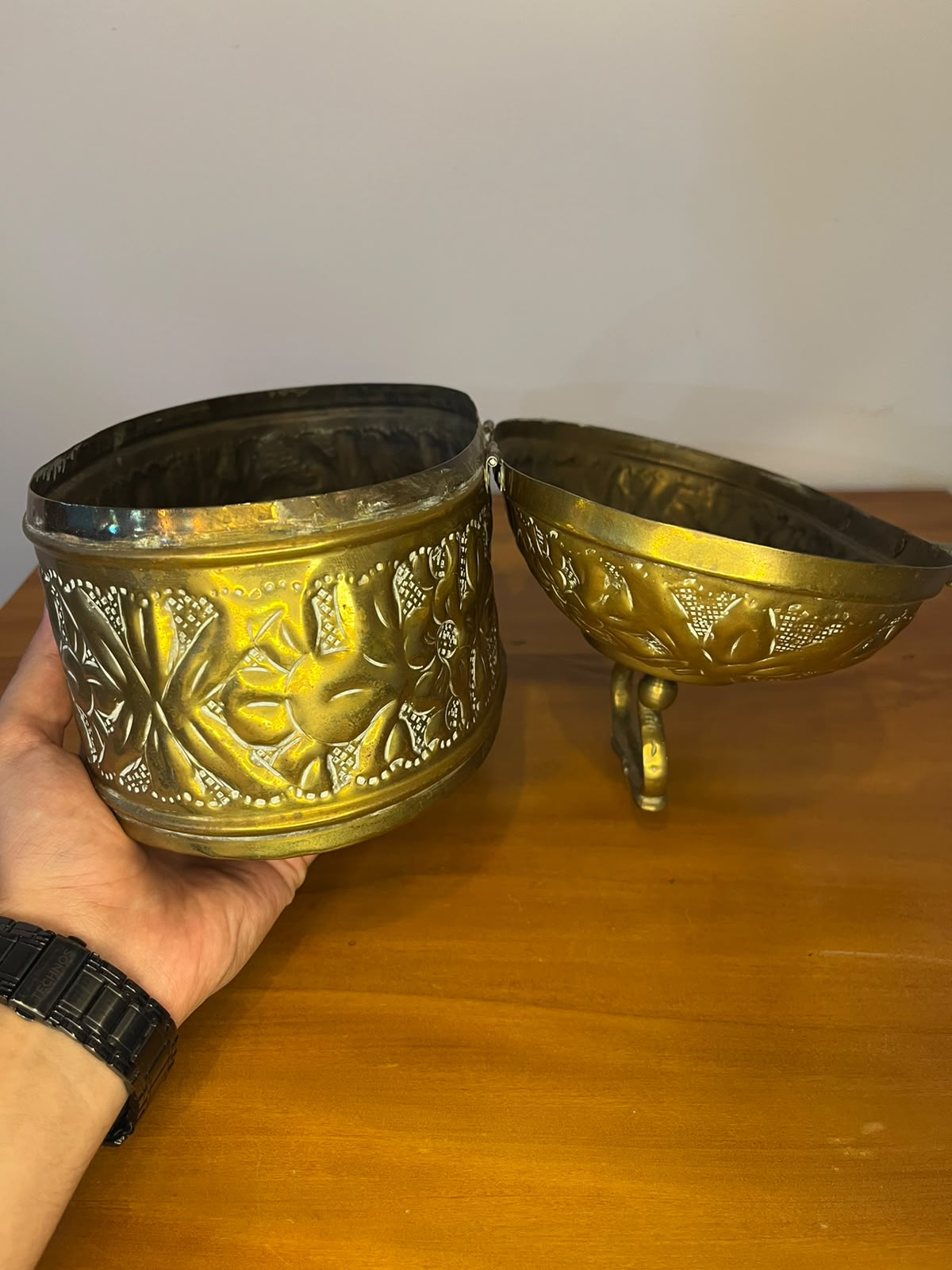 Caixa decorativa oval em metal dourado repuxado – motivos florais | 23 × 14 × 17 cm