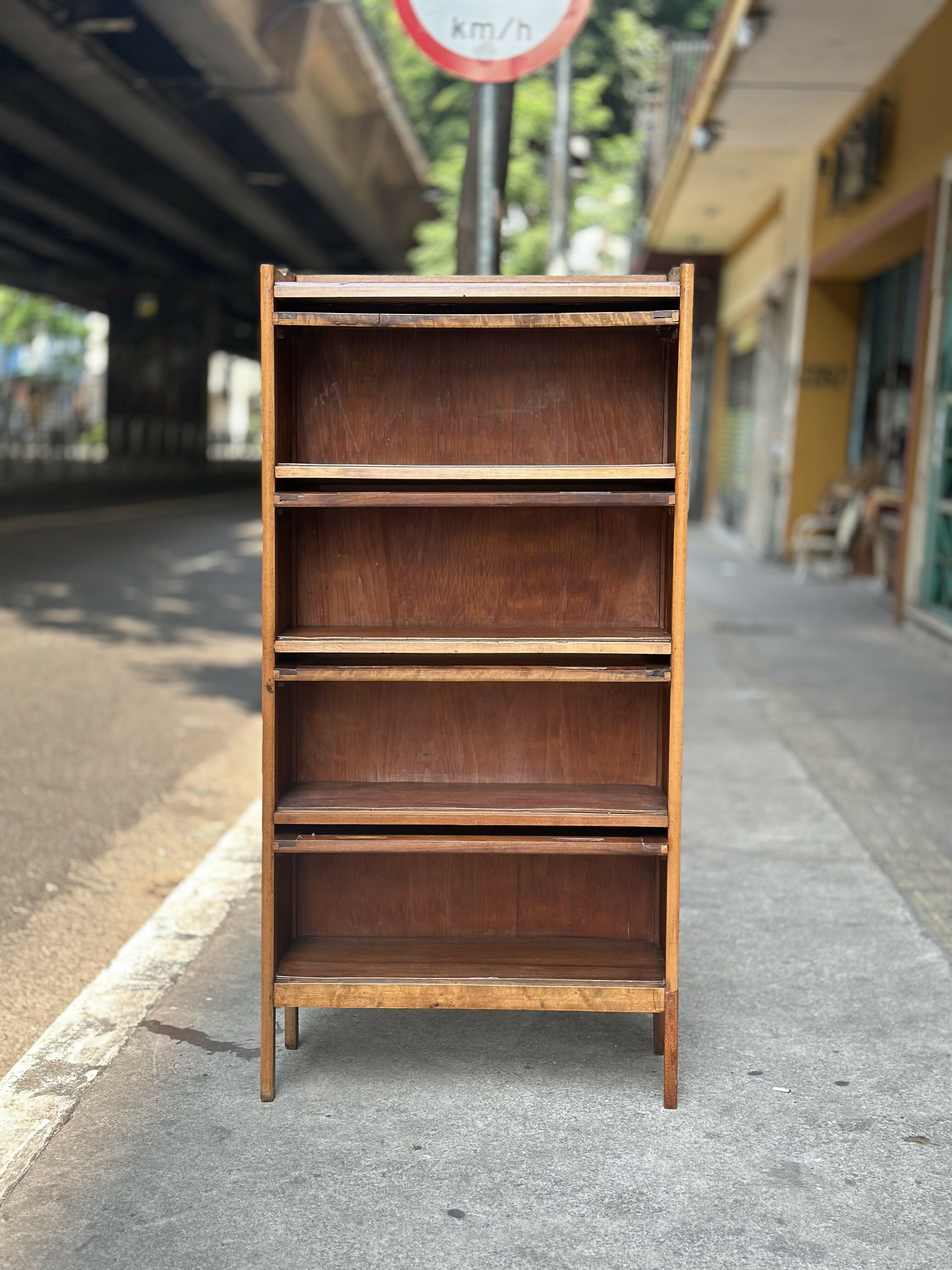 Livreiro com Porta Basculante