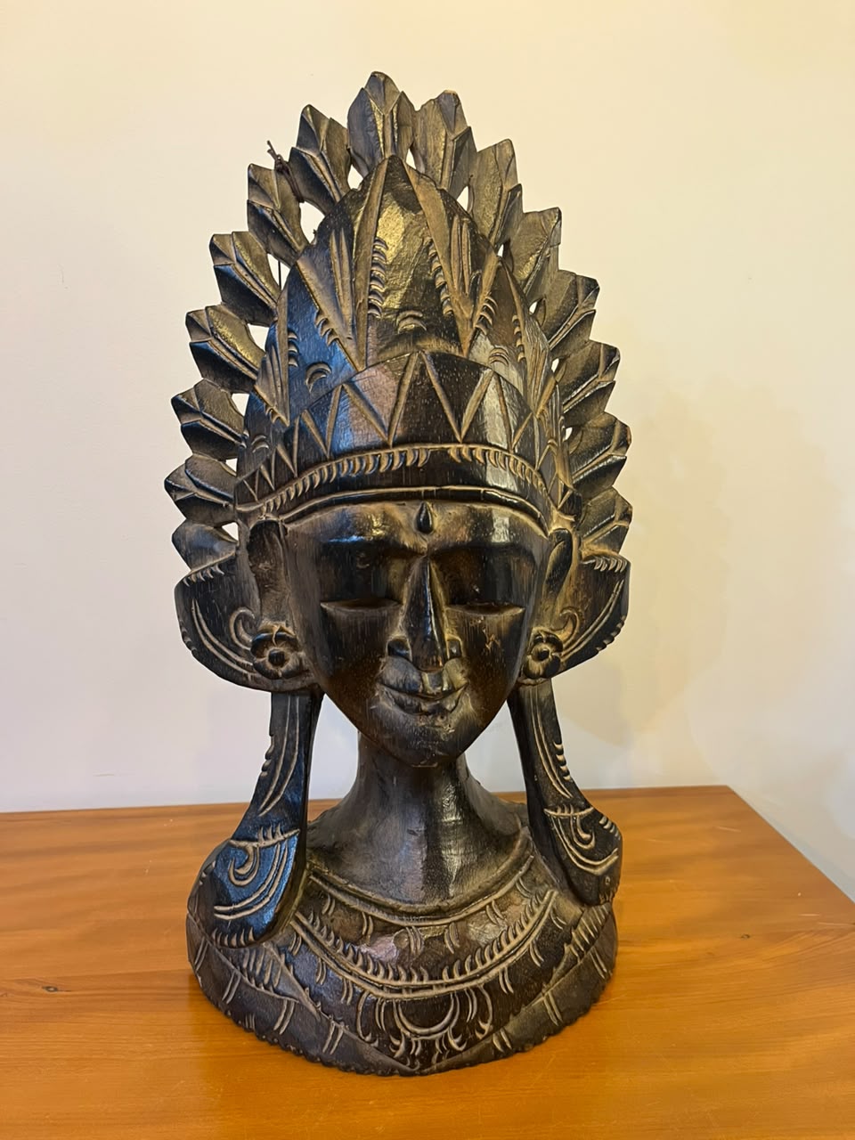 Escultura decorativa em madeira entalhada — indígena com cocar — 42 cm