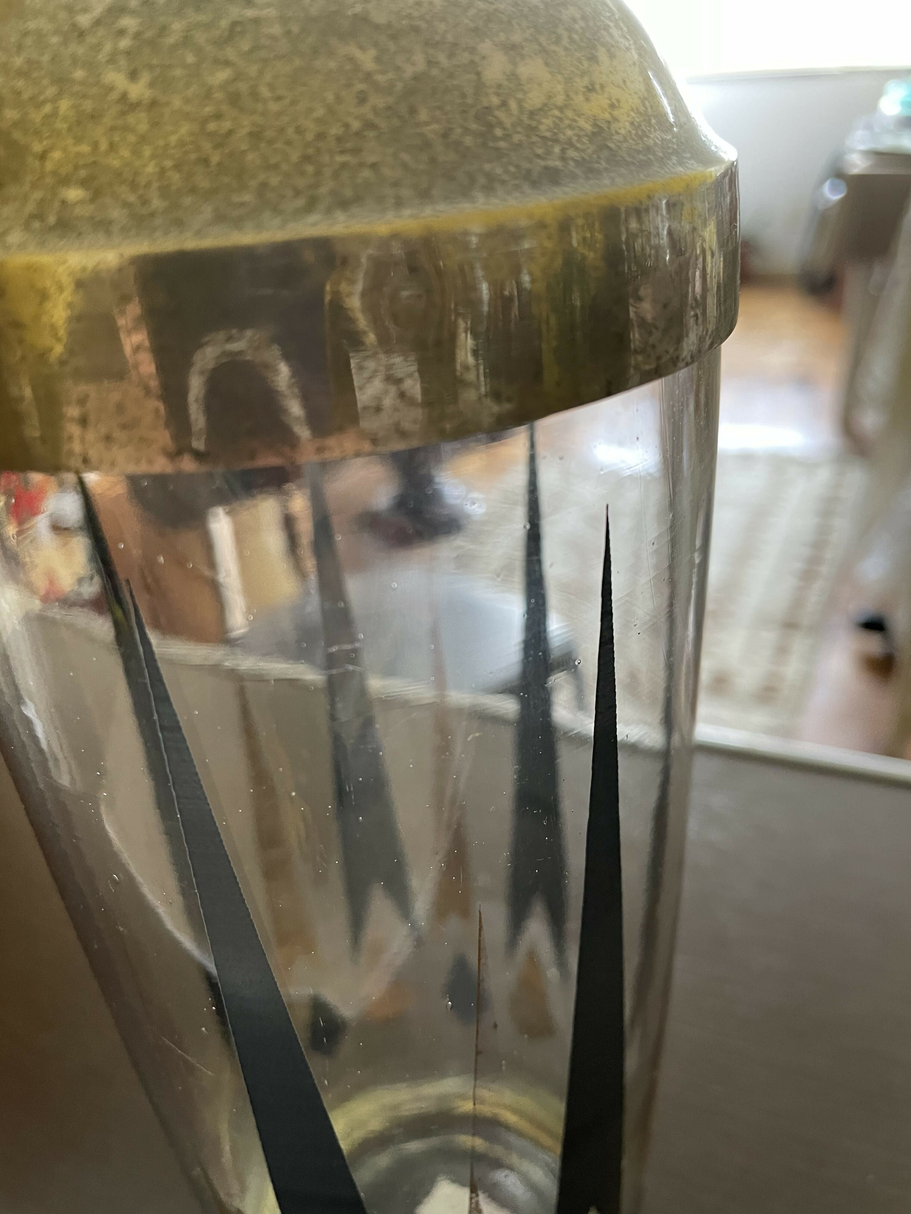 Coqueteleira vintage em vidro e tampa de metal